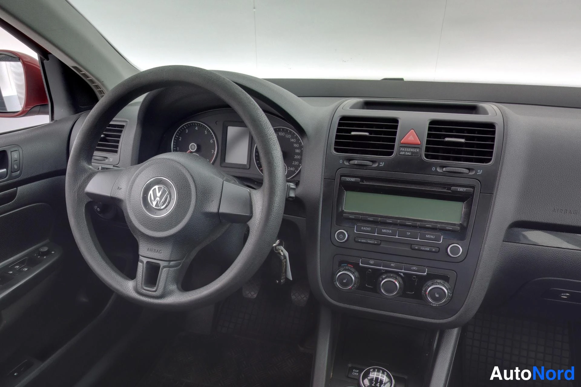 Punainen Volkswagen Jetta 2010, ohjaamo, kuva 10