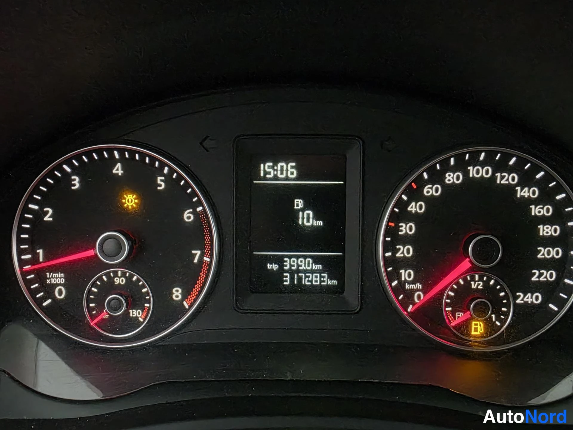 Punainen Volkswagen Jetta 2010, yksityiskohta, kuva 16