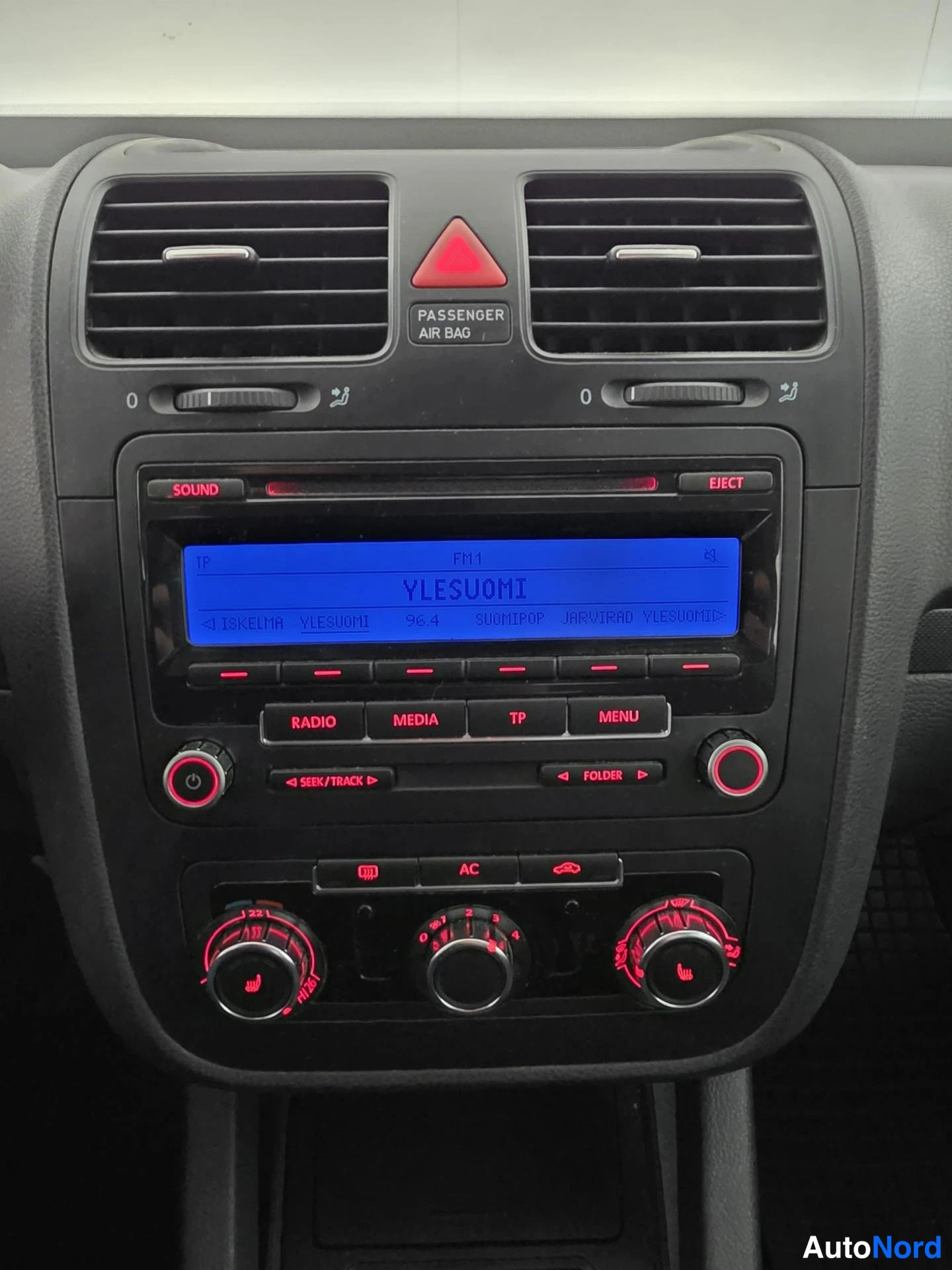 Punainen Volkswagen Jetta 2010, ohjaamo, kuva 11