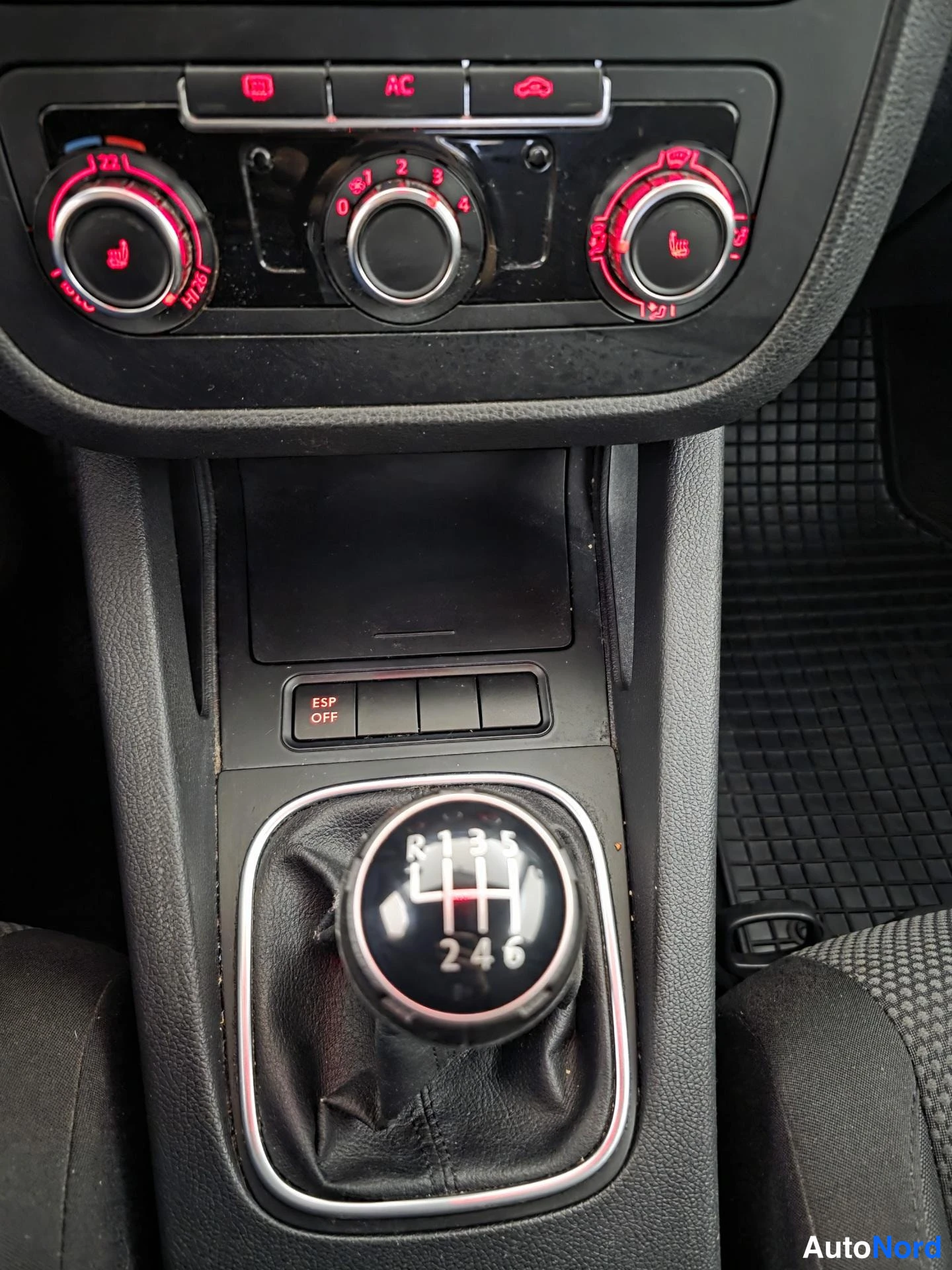 Punainen Volkswagen Jetta 2010, yksityiskohta, kuva 17
