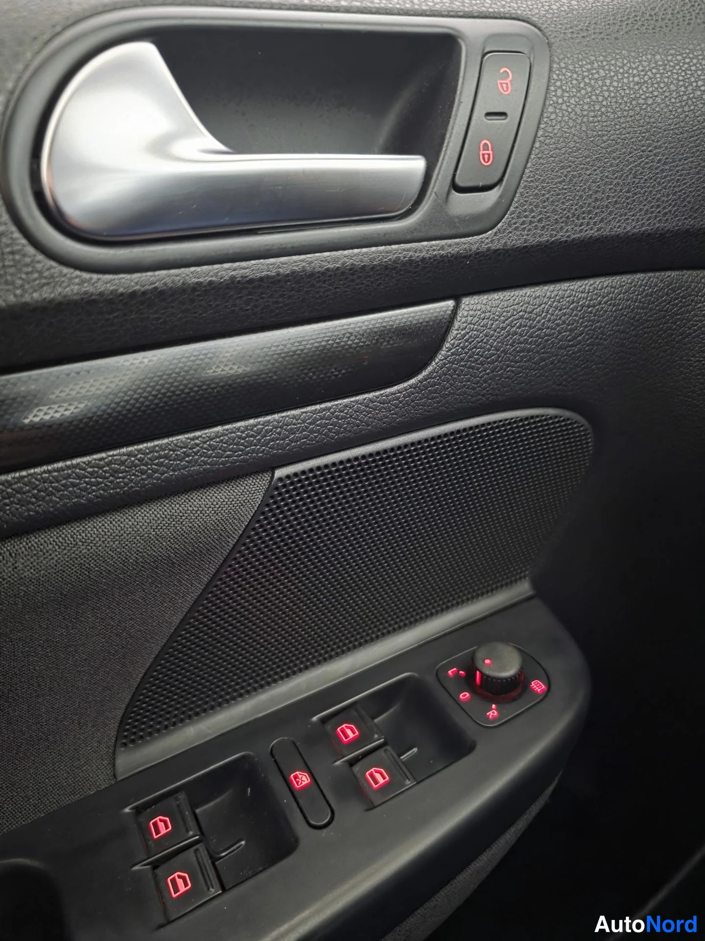 Punainen Volkswagen Jetta 2010, yksityiskohta, kuva 19