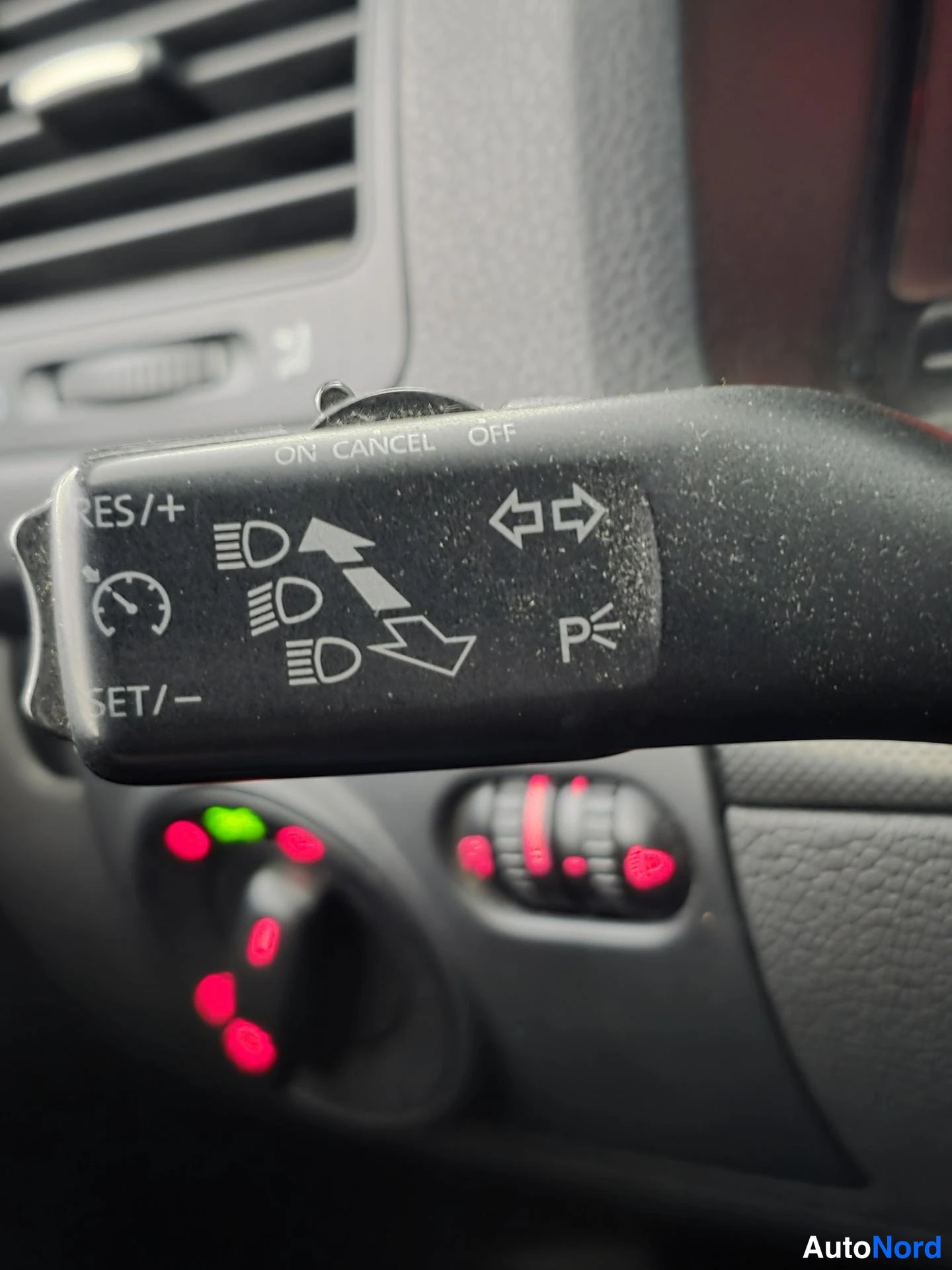 Punainen Volkswagen Jetta 2010, yksityiskohta, kuva 21