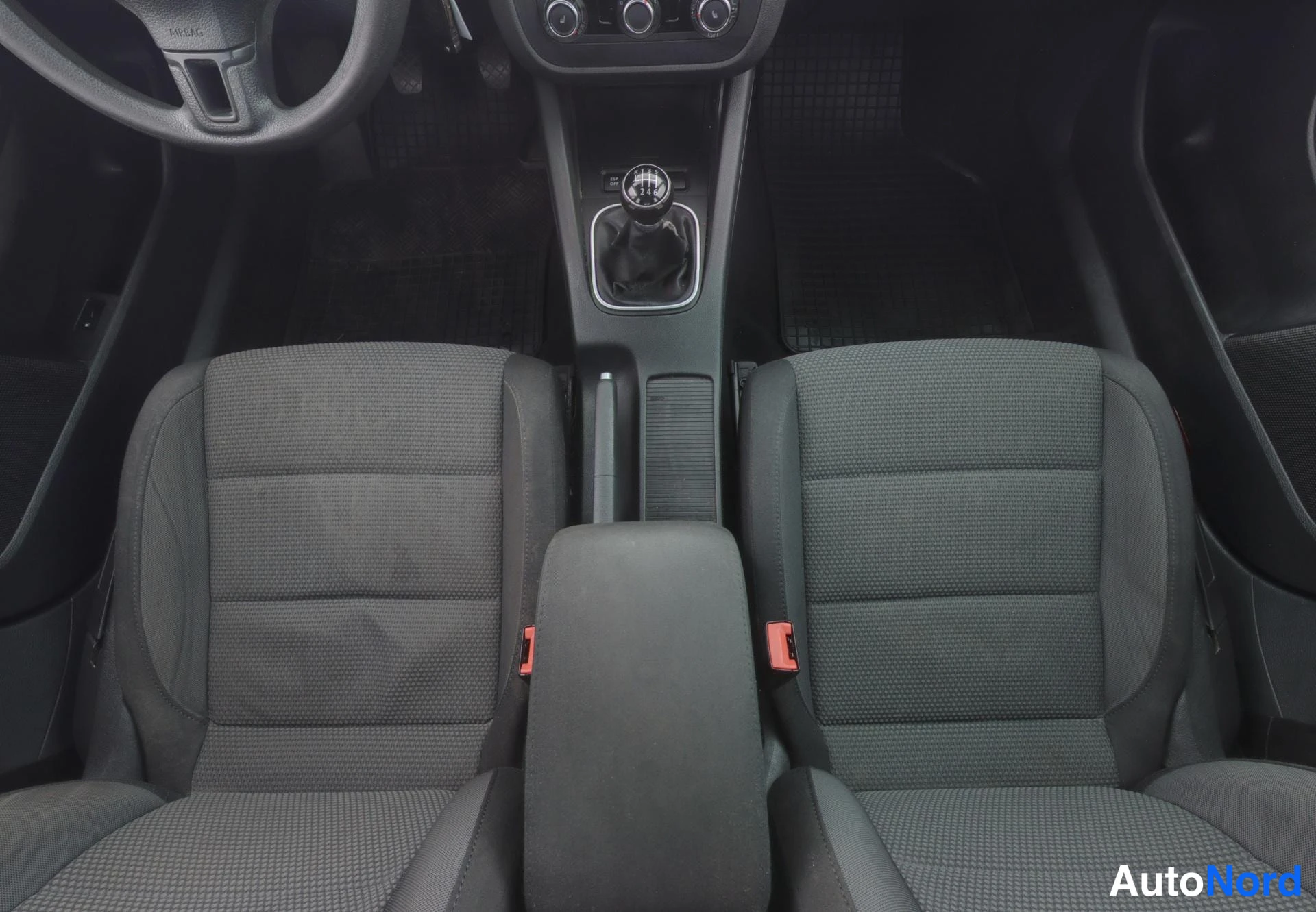 Punainen Volkswagen Jetta 2010, etuistuimet, kuva 13