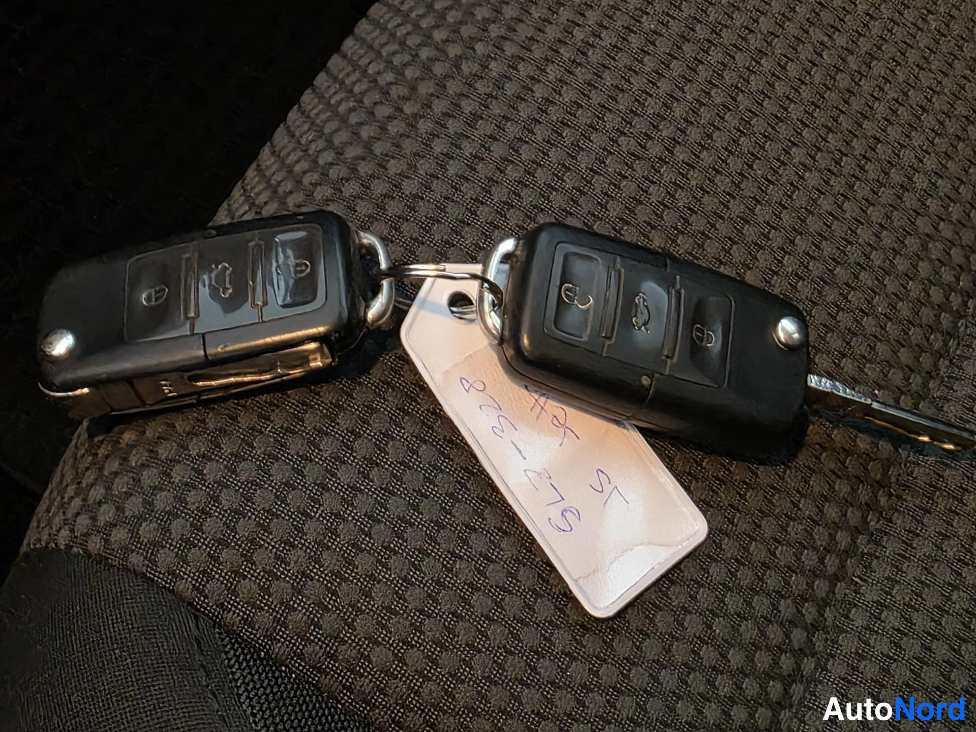 Punainen Volkswagen Jetta 2010, yksityiskohta, kuva 22