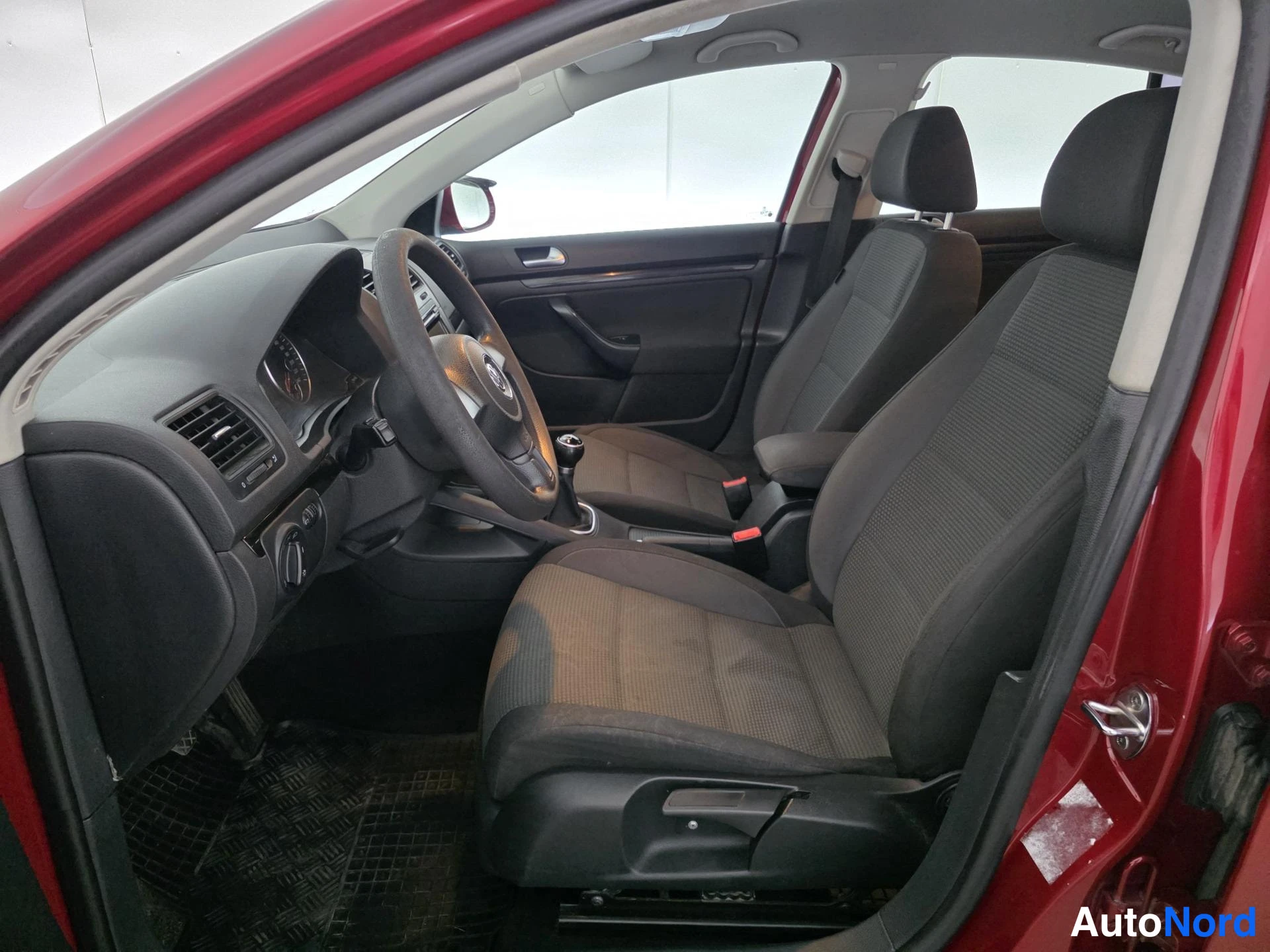 Punainen Volkswagen Jetta 2010, ohjaamo, kuva 8
