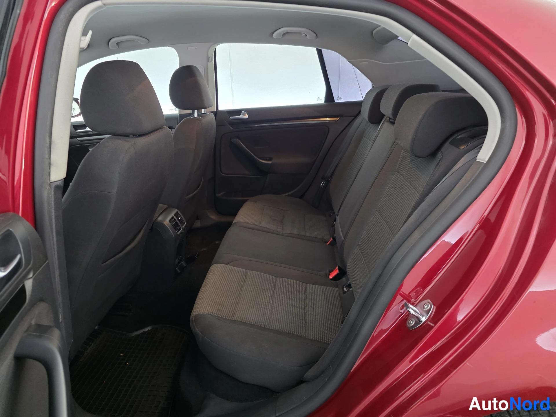 Punainen Volkswagen Jetta 2010, takaistuimet, kuva 14