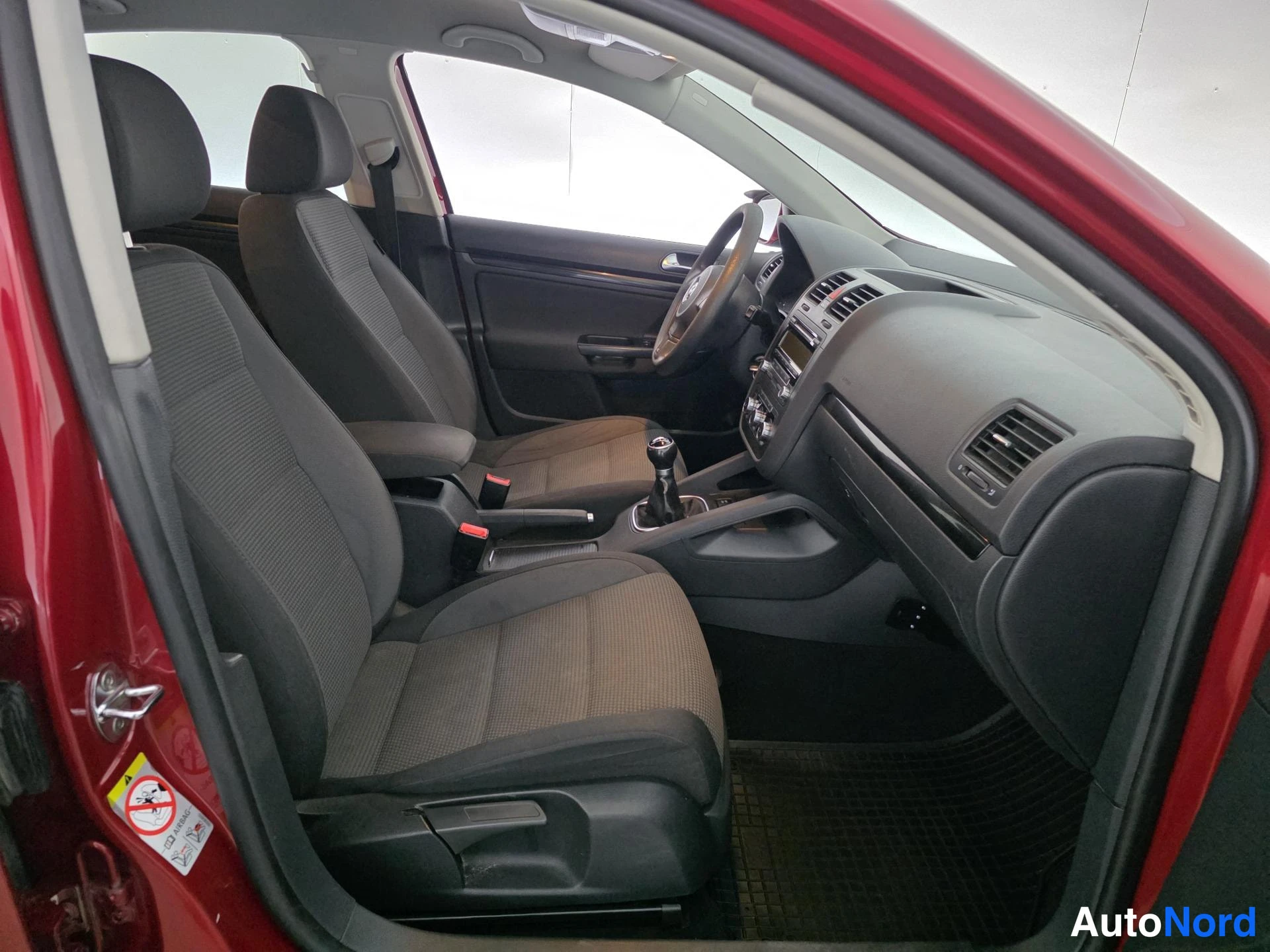 Punainen Volkswagen Jetta 2010, ohjaamo, kuva 12