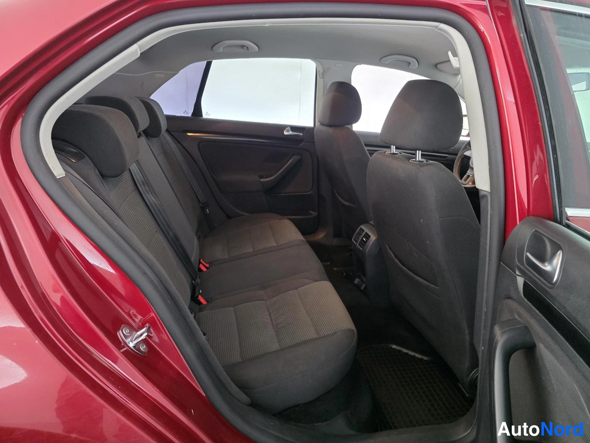 Punainen Volkswagen Jetta 2010, takaistuimet, kuva 15