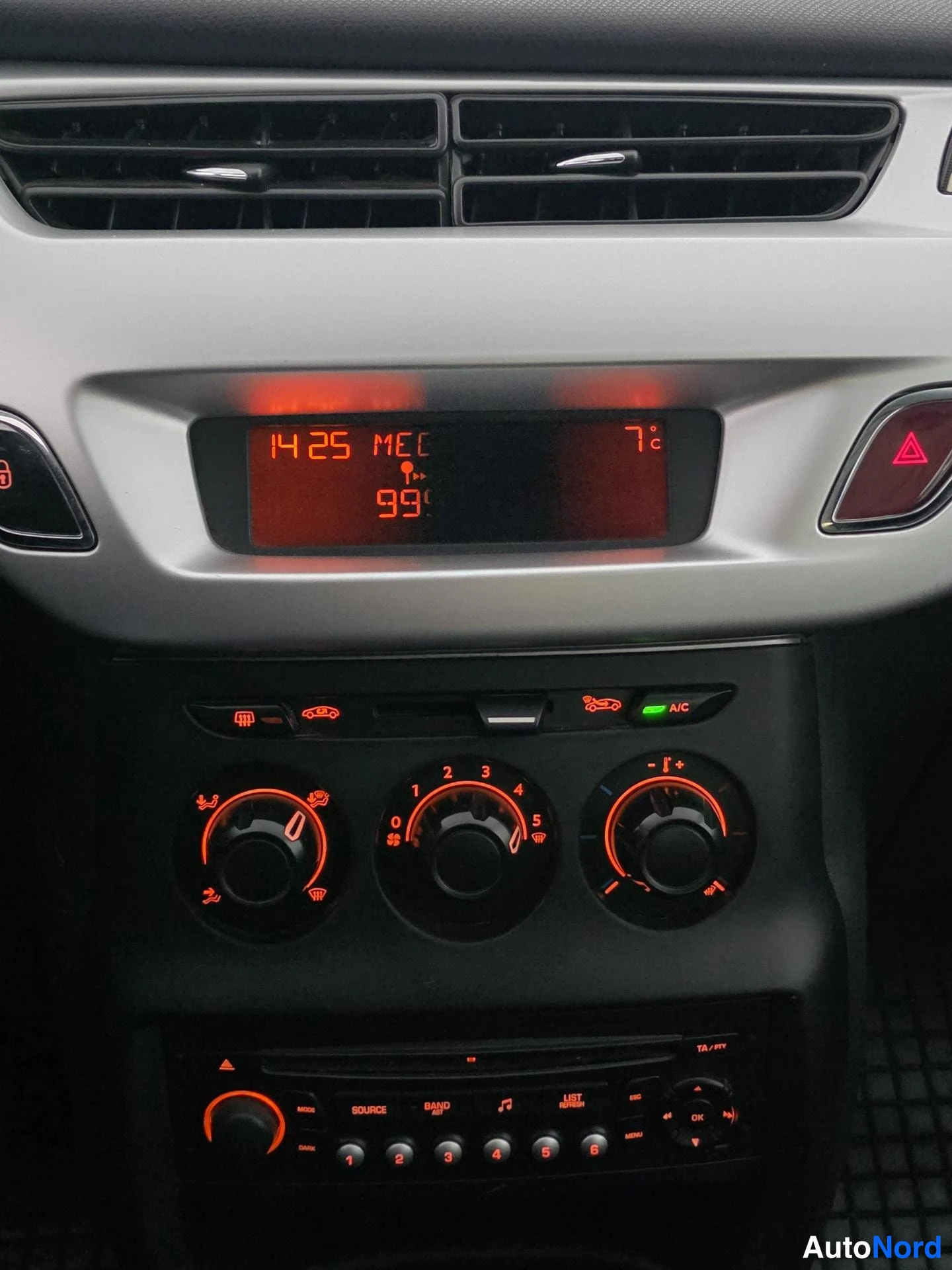 Valkoinen Citroen C3 2010, ohjaamo, kuva 10