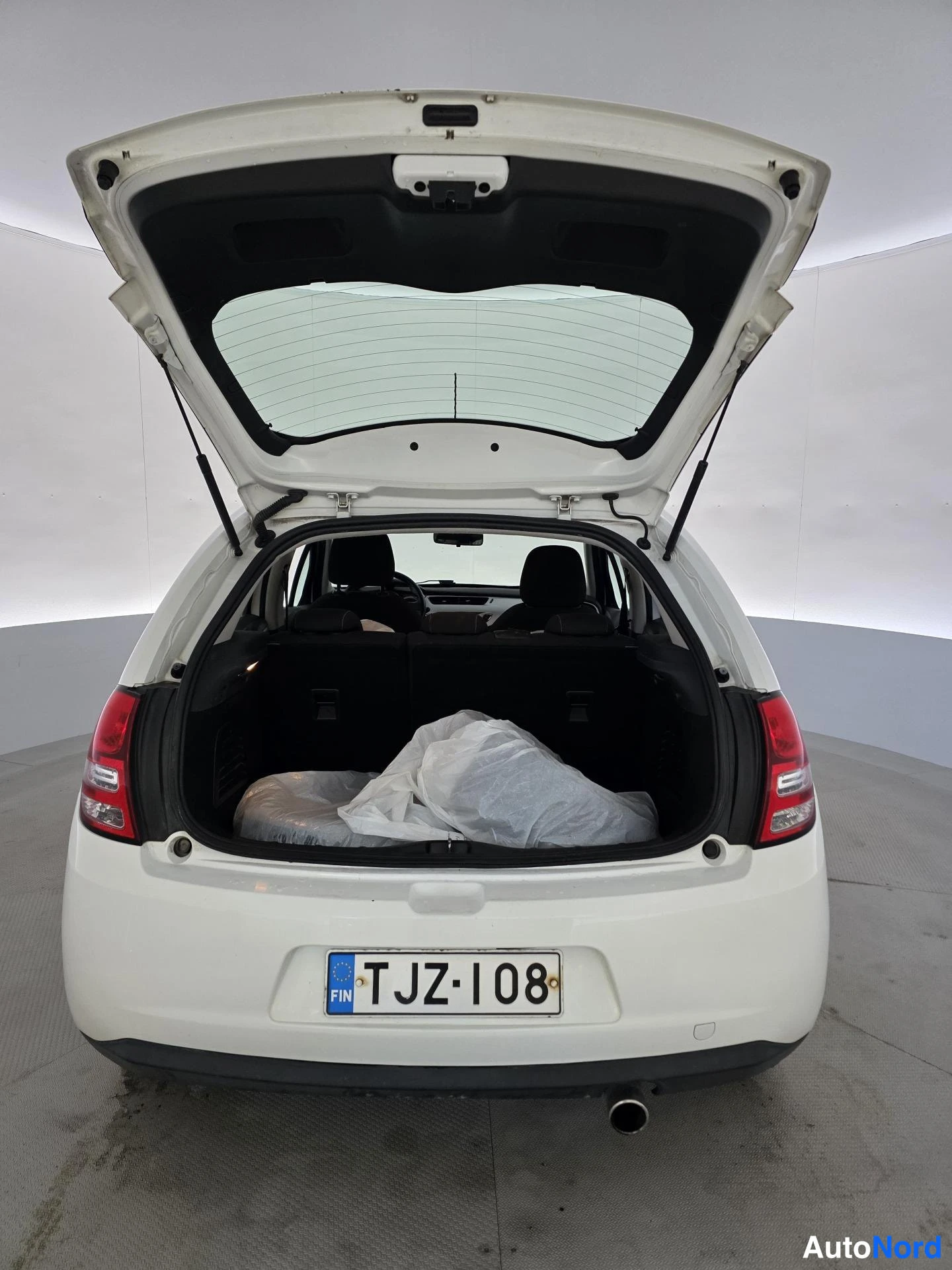 Valkoinen Citroen C3 2010, tavaratila, kuva 14