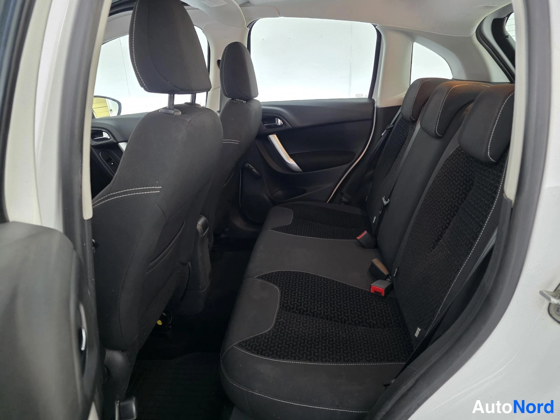Valkoinen Citroen C3 2010, takaistuimet, kuva 12