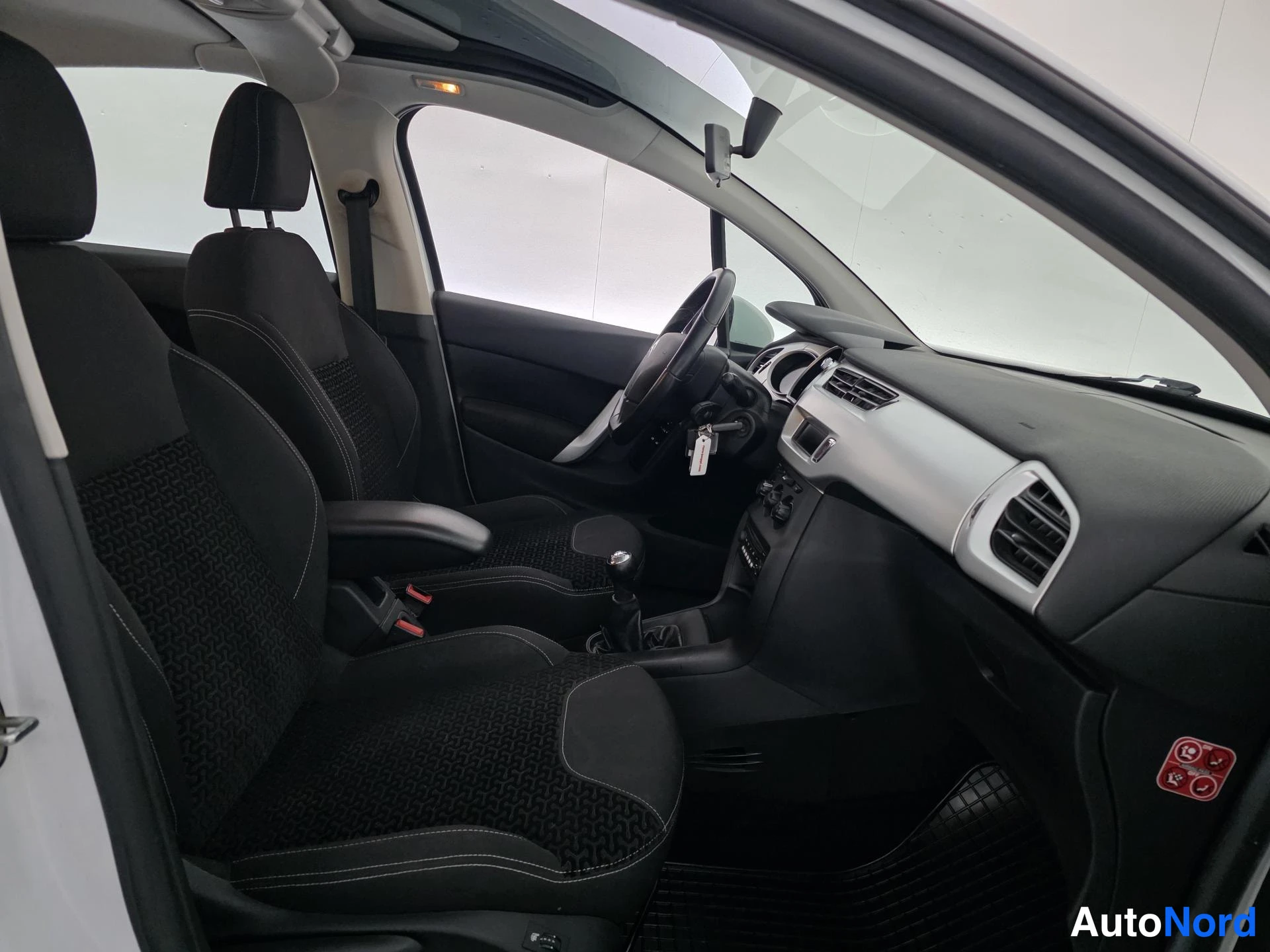 Valkoinen Citroen C3 2010, ohjaamo, kuva 8