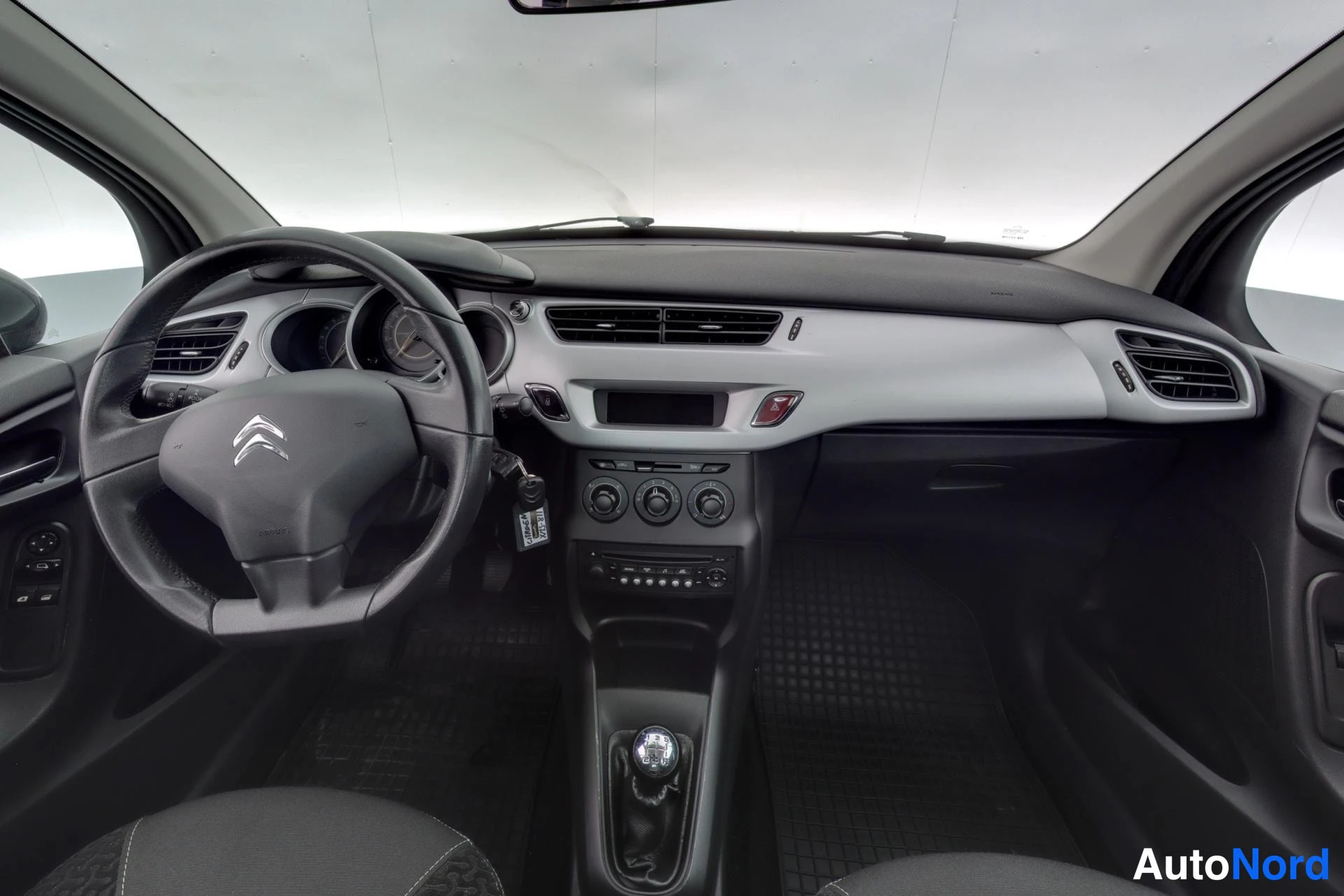 Musta Citroen C3 2011, ohjaamo, kuva 7