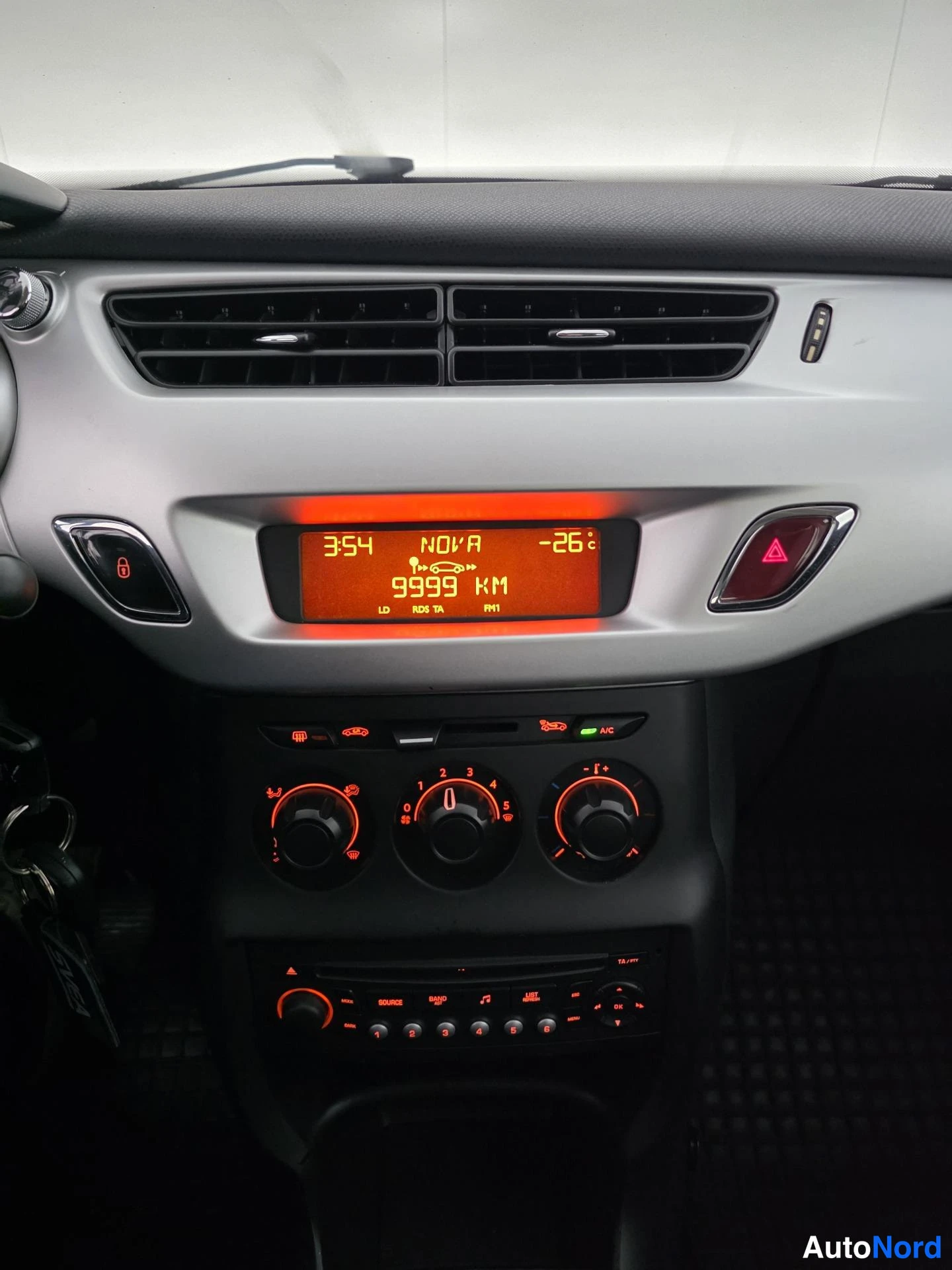 Musta Citroen C3 2011, ohjaamo, kuva 8