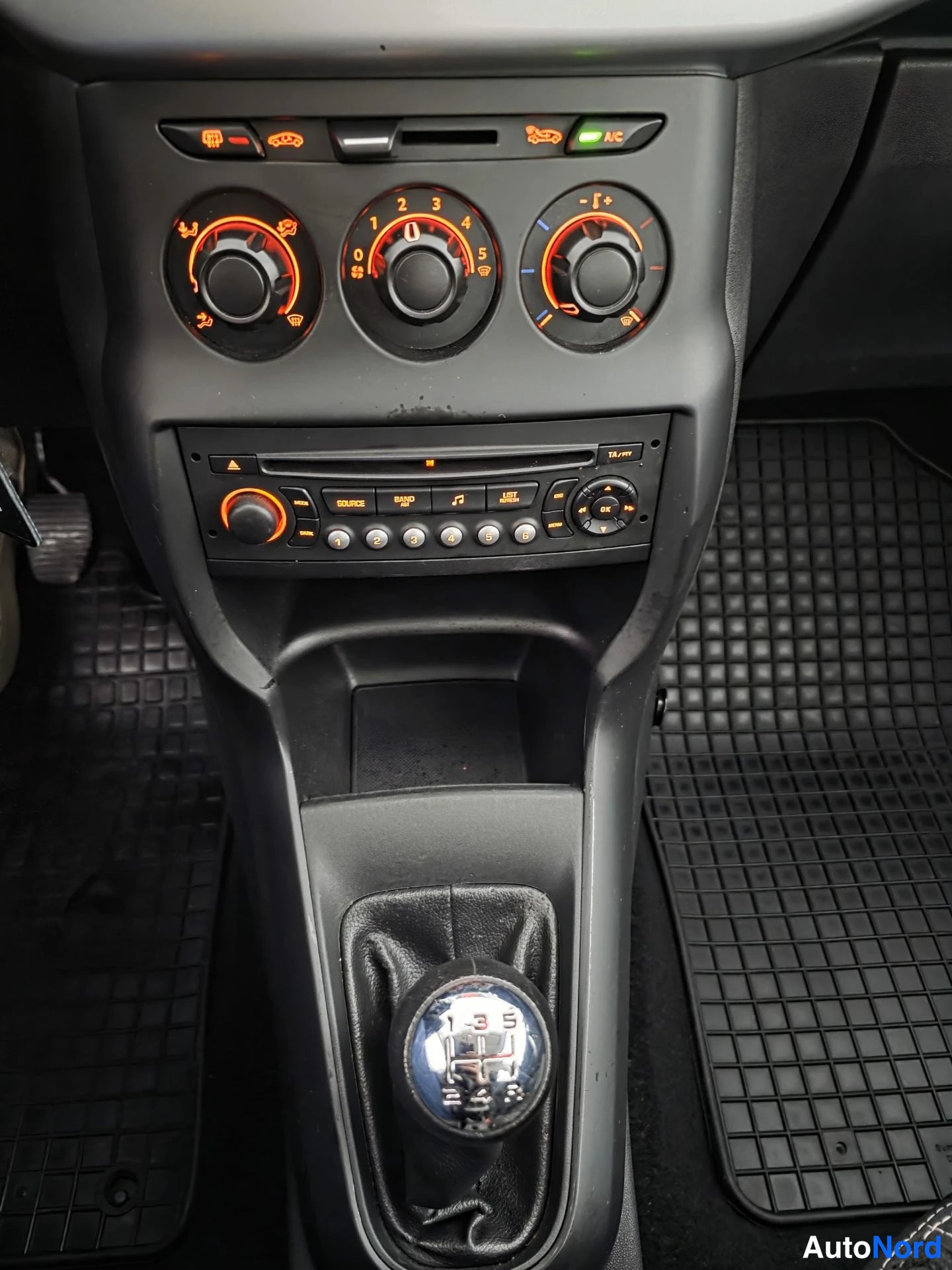Musta Citroen C3 2011, ohjaamo, kuva 9