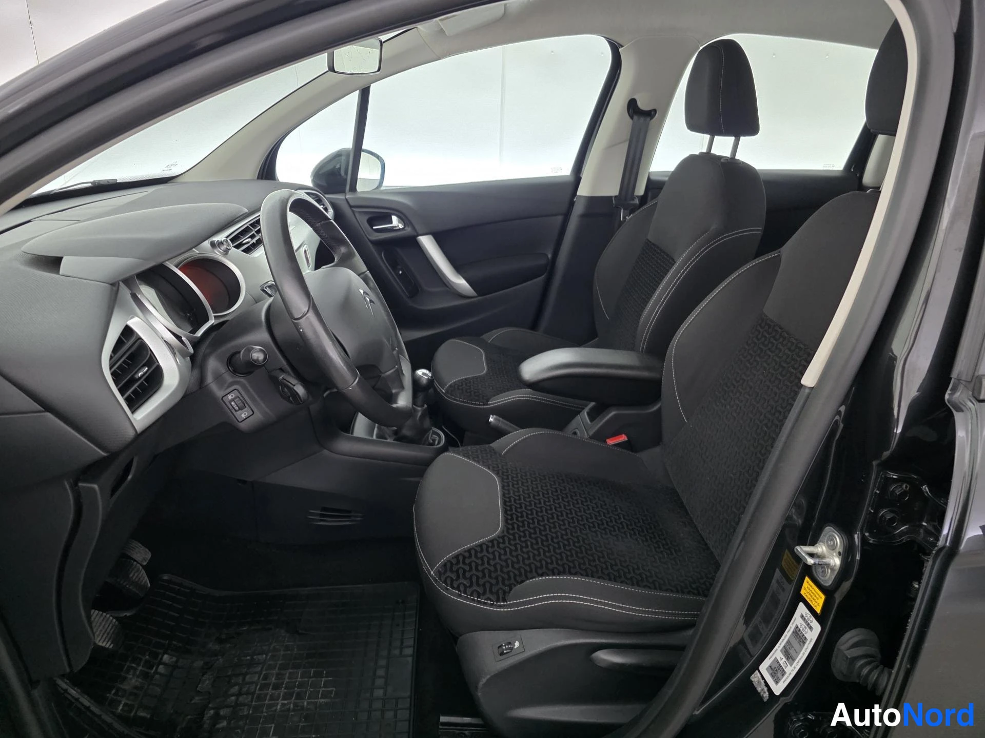 Musta Citroen C3 2011, etuistuimet, kuva 10