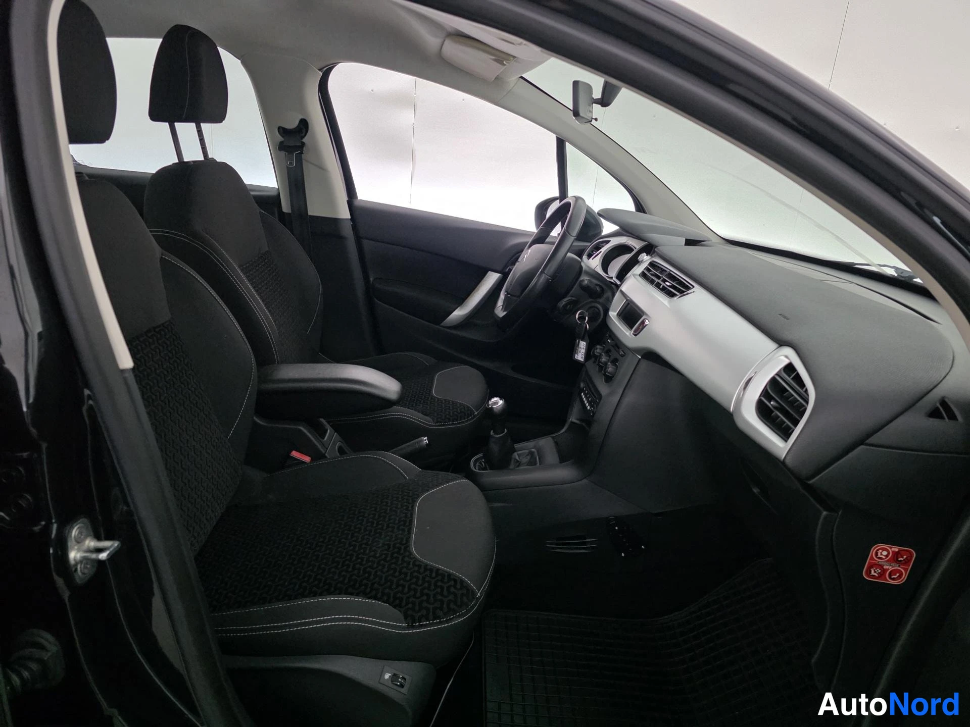 Musta Citroen C3 2011, etuistuimet, kuva 11