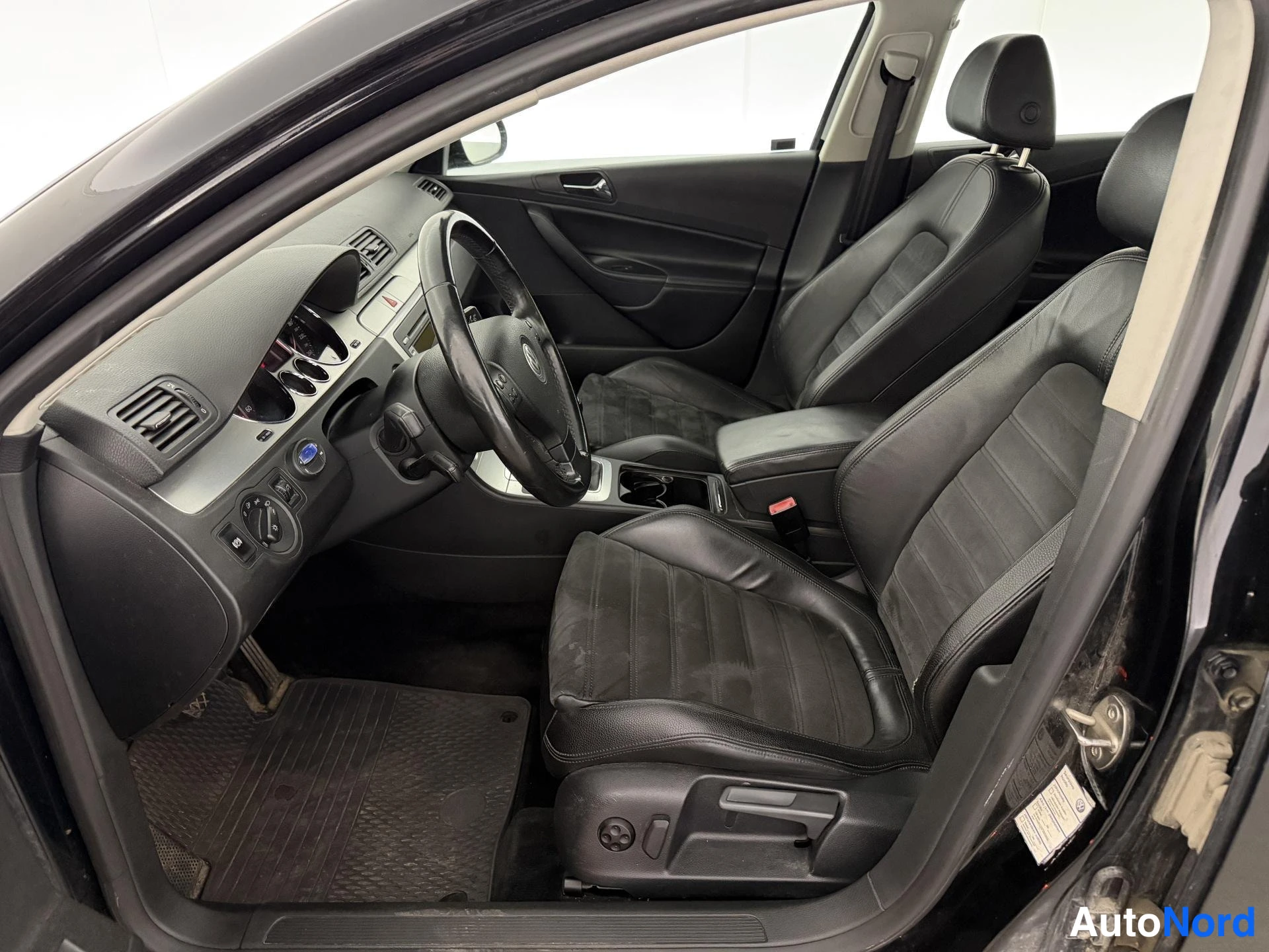 Musta Volkswagen Passat 2007, ohjaamo, kuva 10