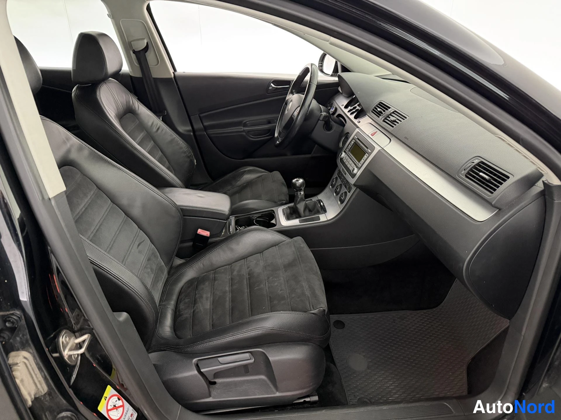 Musta Volkswagen Passat 2007, etuistuimet, kuva 12
