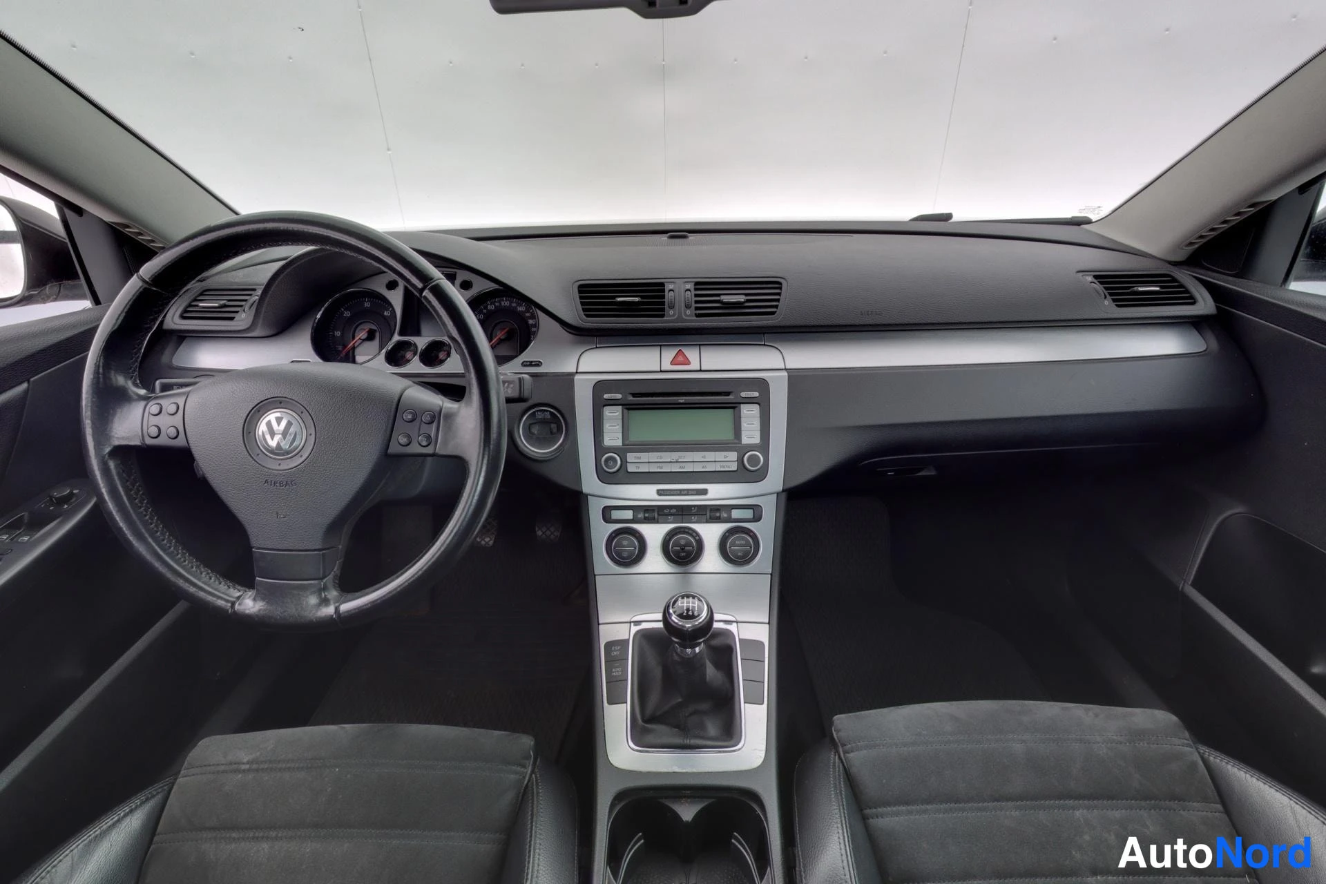 Musta Volkswagen Passat 2007, ohjaamo, kuva 7