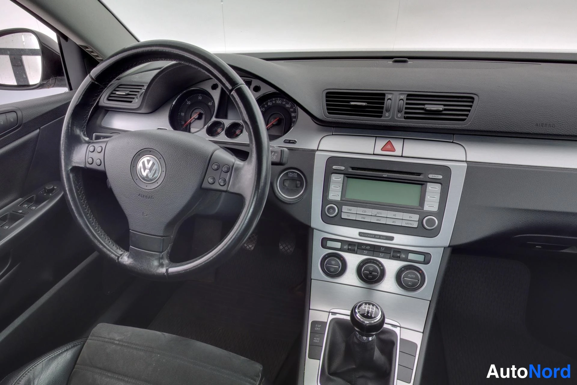 Musta Volkswagen Passat 2007, ohjaamo, kuva 8