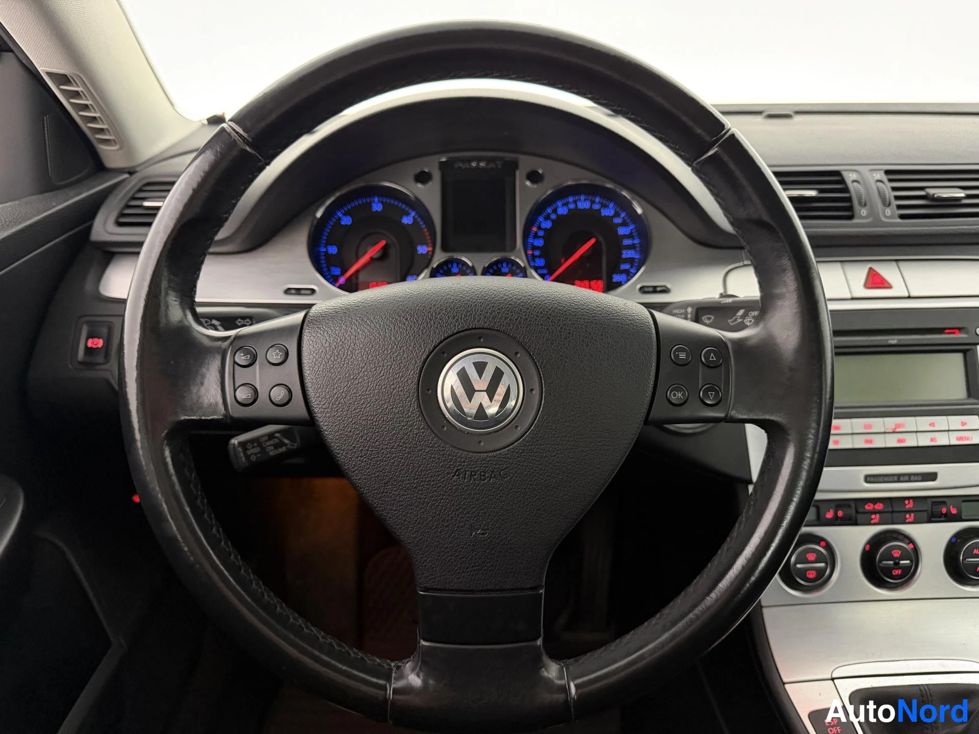 Musta Volkswagen Passat 2007, ohjaamo, kuva 9
