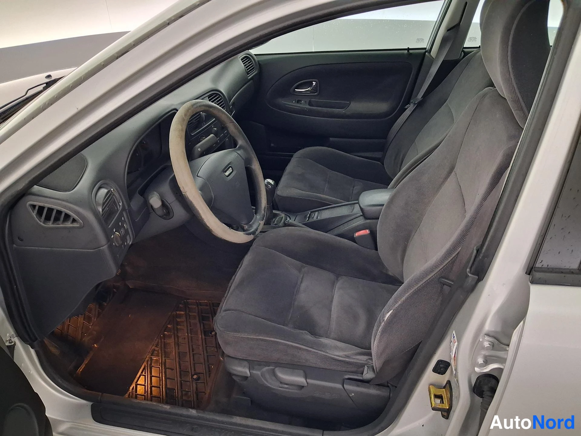 Hopea Volvo S40 2002, etuistuimet, kuva 9