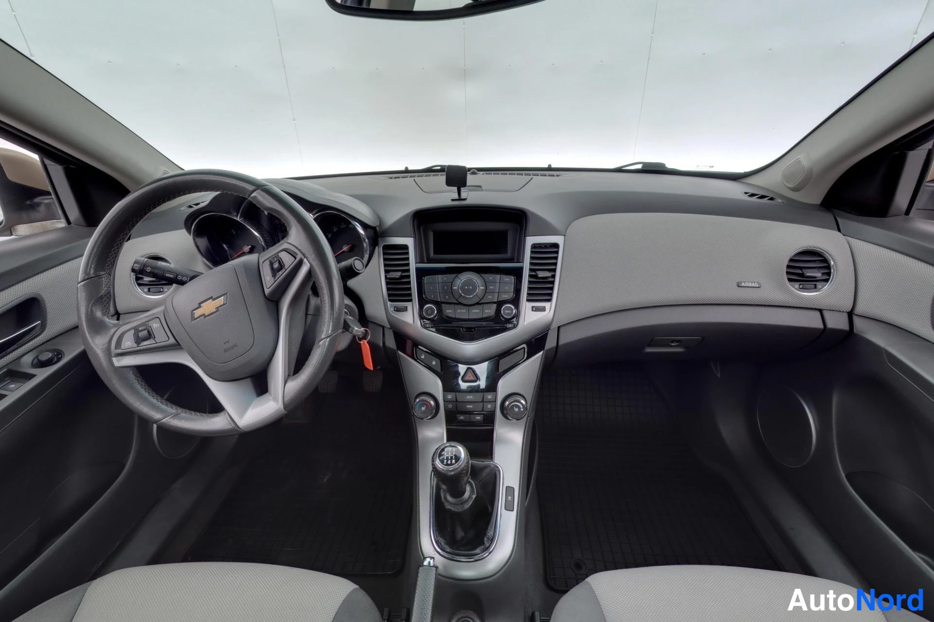 Beige Chevrolet Cruze 2010, ohjaamo, kuva 7