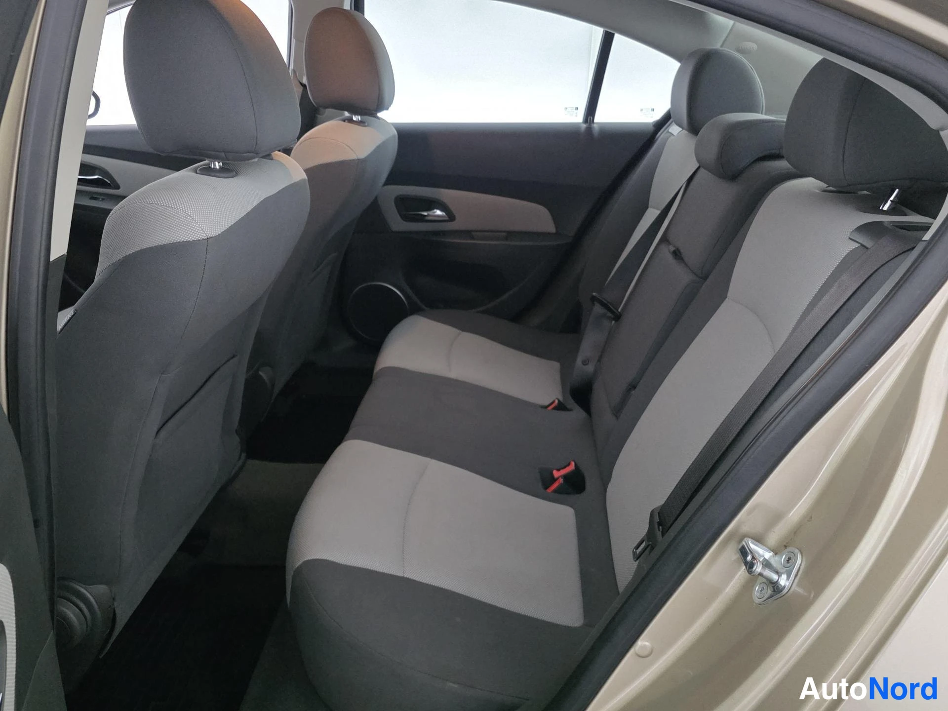 Beige Chevrolet Cruze 2010, takaistuimet, kuva 12