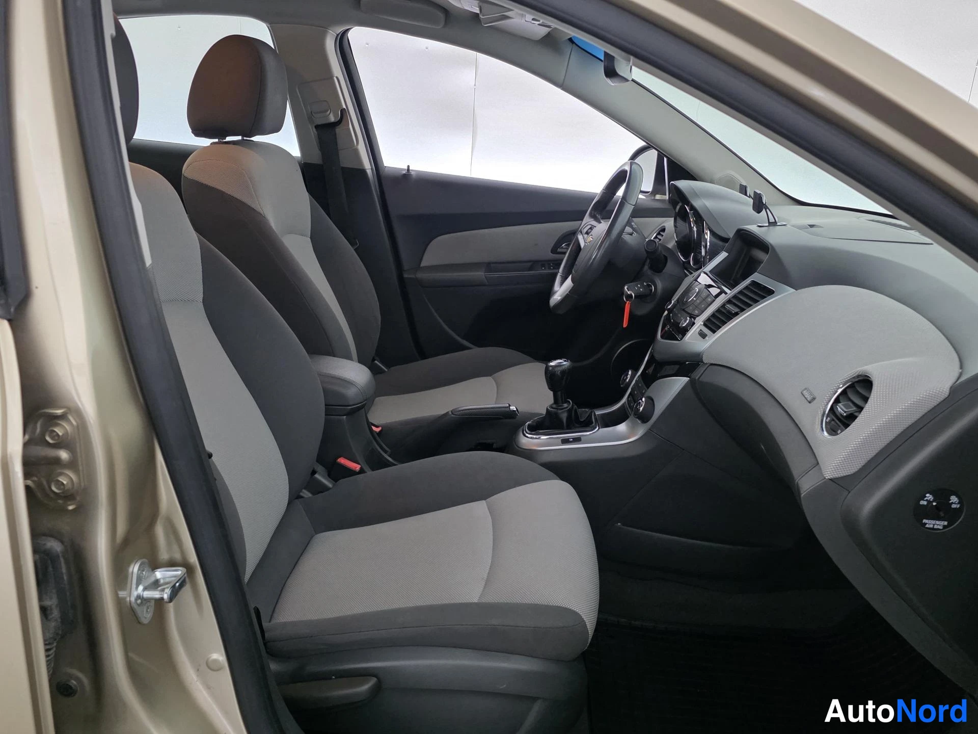 Beige Chevrolet Cruze 2010, etuistuimet, kuva 10