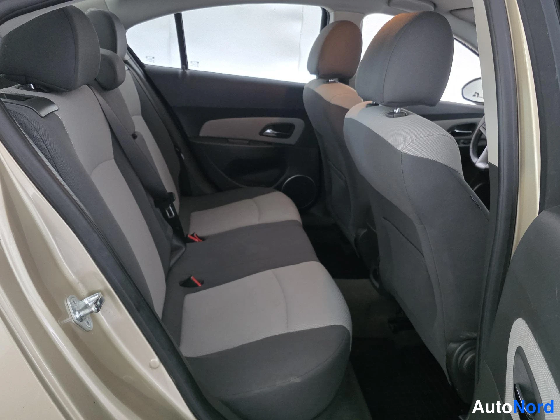 Beige Chevrolet Cruze 2010, takaistuimet, kuva 13