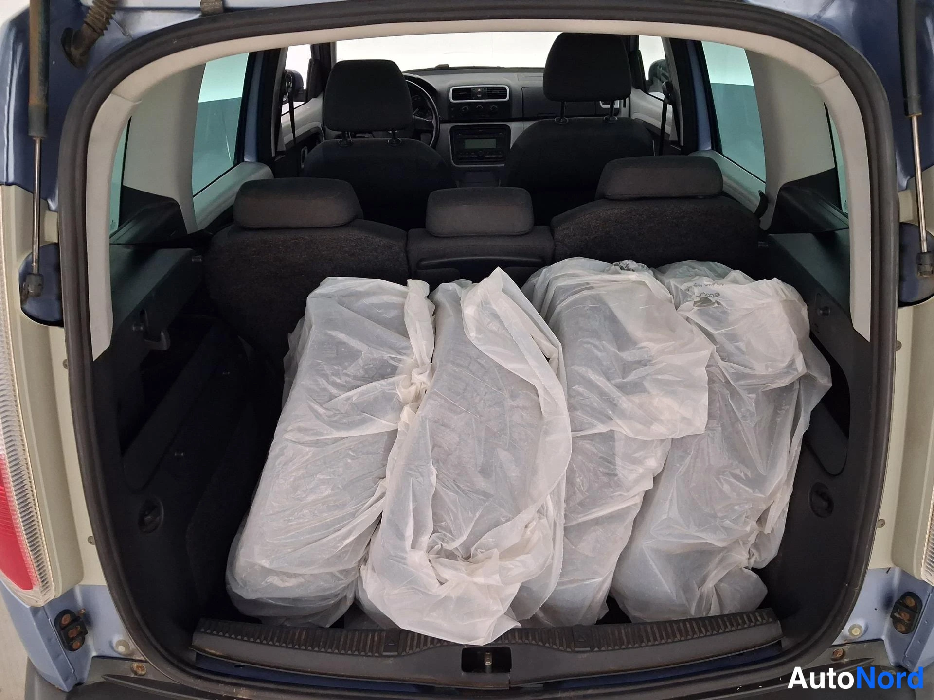 Blå Skoda Roomster 2008, bagageutrymme, bild 14