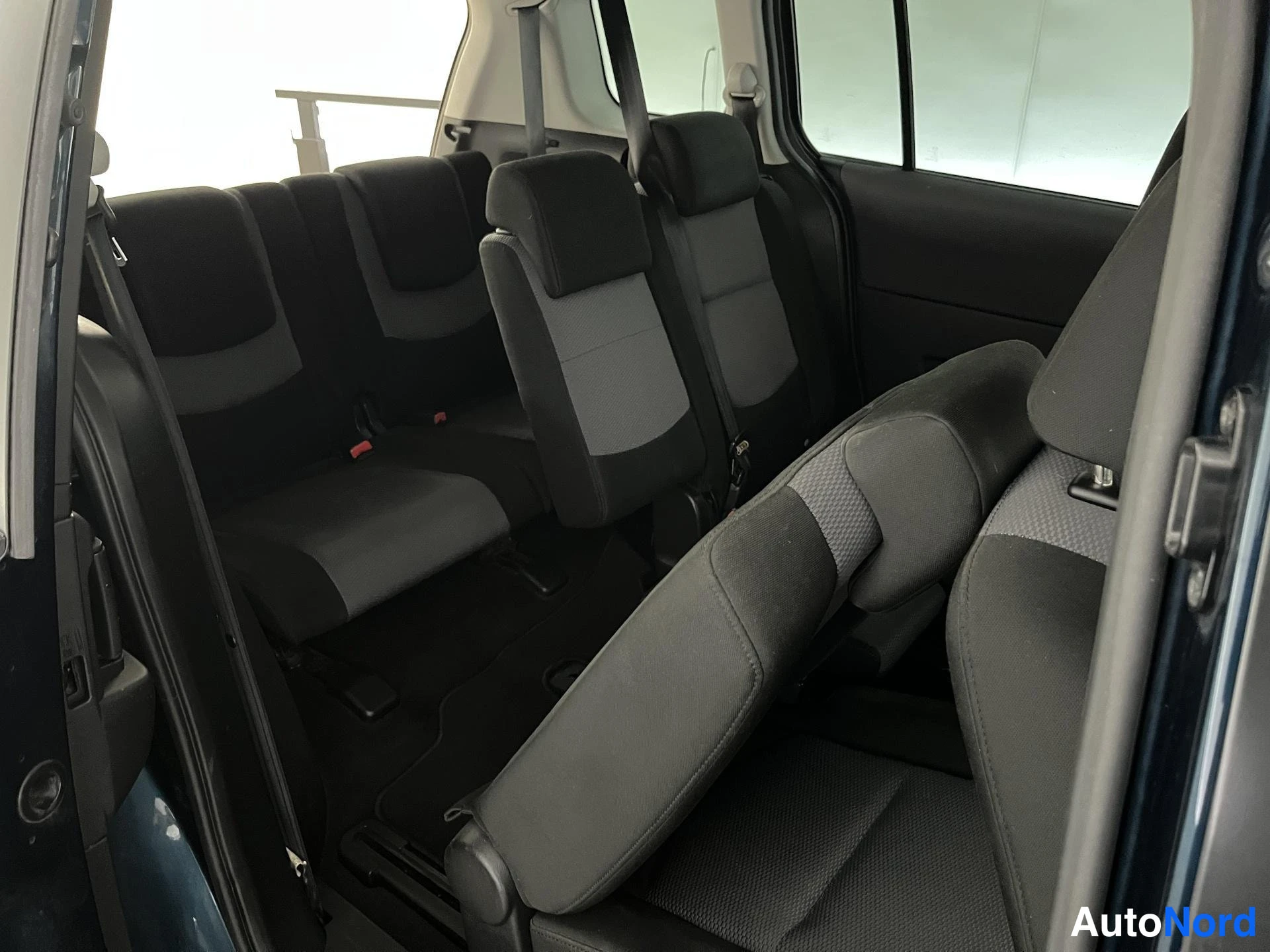 Sininen Mazda 5 2005, takaistuimet, kuva 12