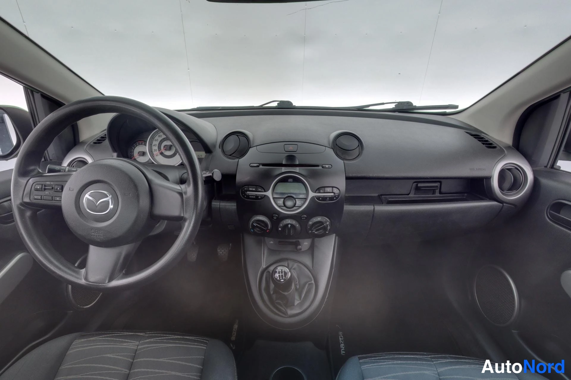 Vihreä Mazda 2 2008, ohjaamo, kuva 9