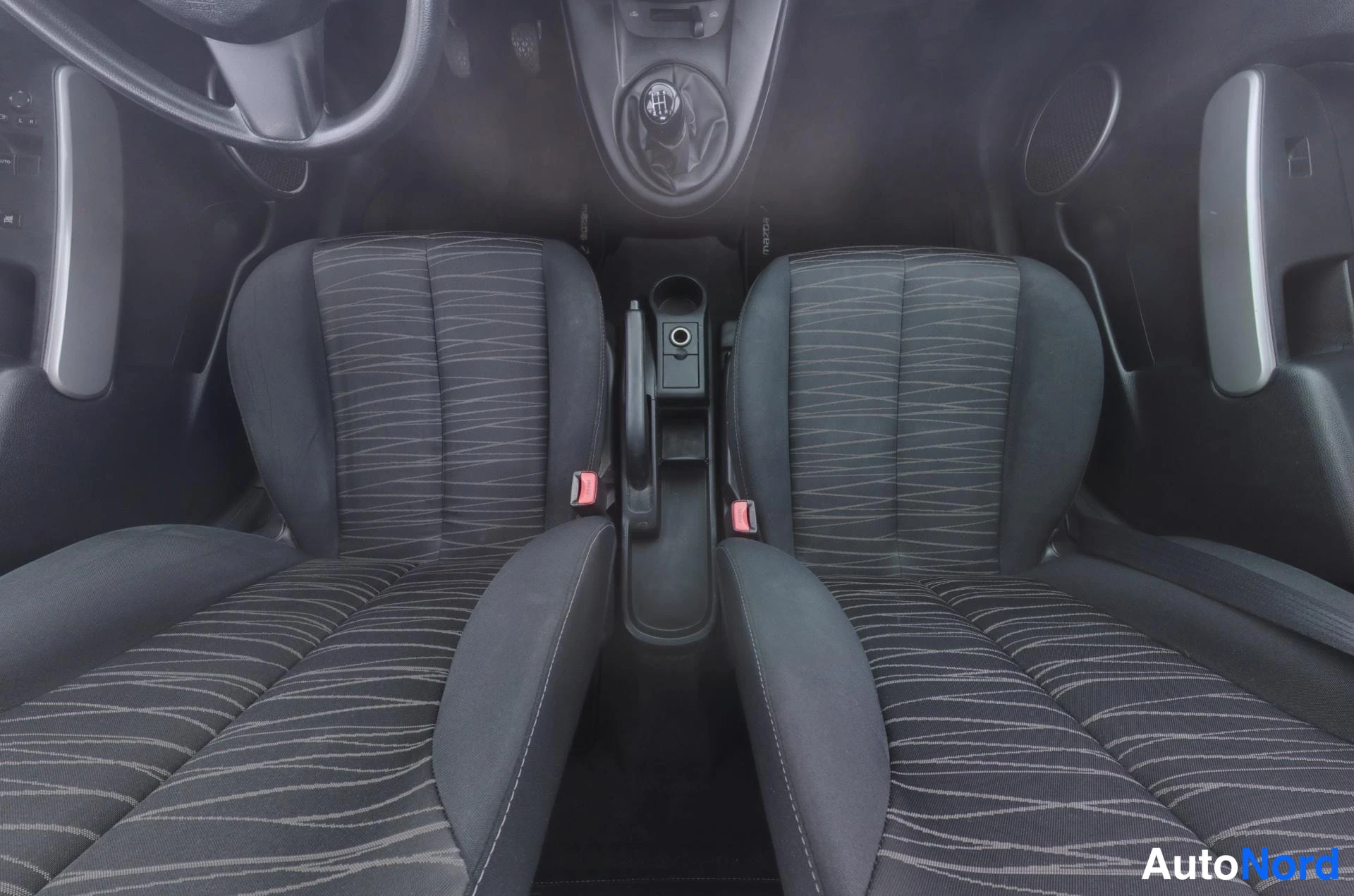 Vihreä Mazda 2 2008, etuistuimet, kuva 11