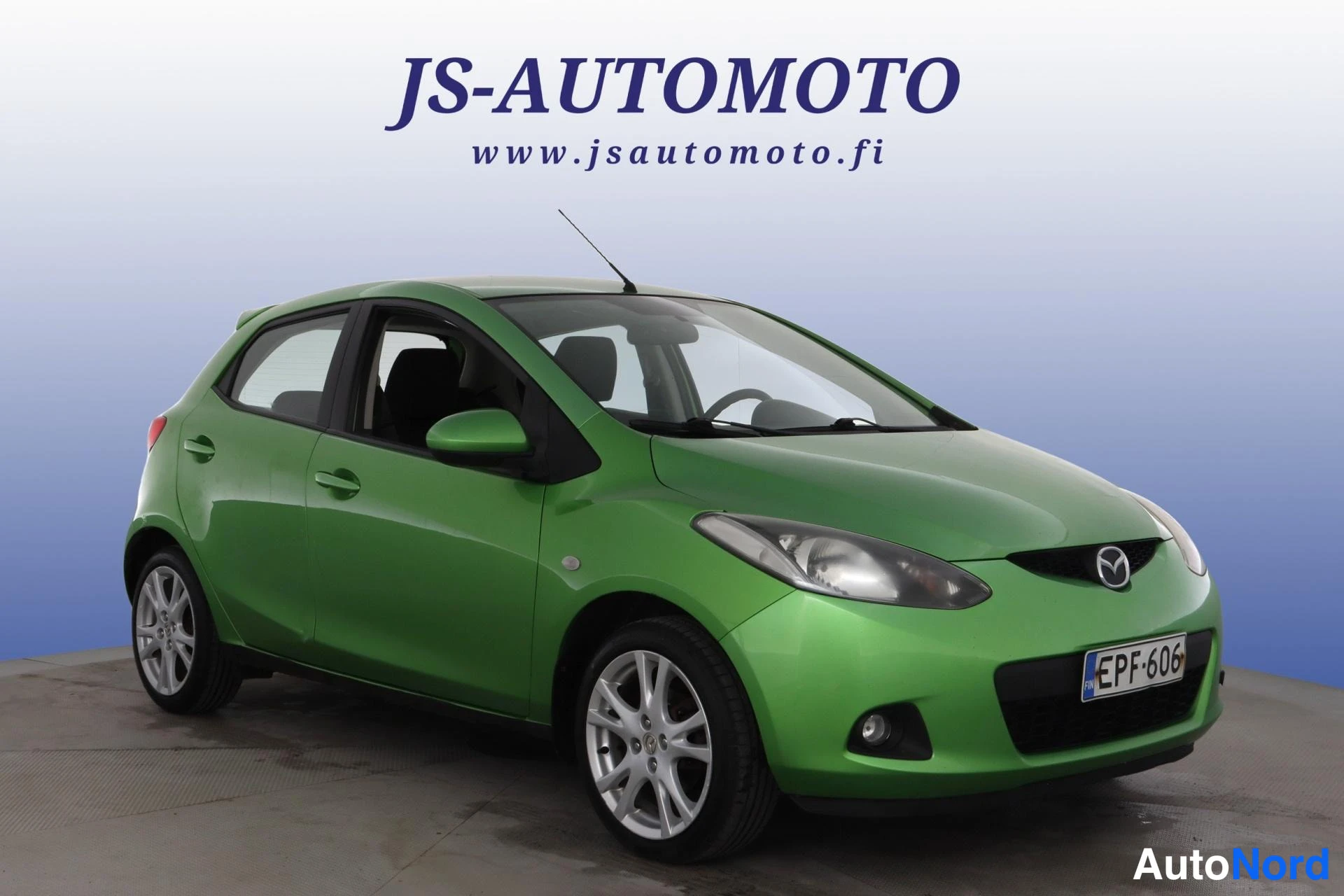 Vihreä Mazda 2 2008, etuviisto, keula oikealle, kuva 3