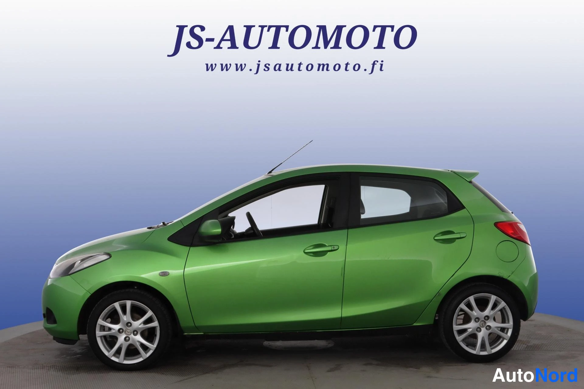 Vihreä Mazda 2 2008, etuviisto, keula vasemmalle, kuva 2