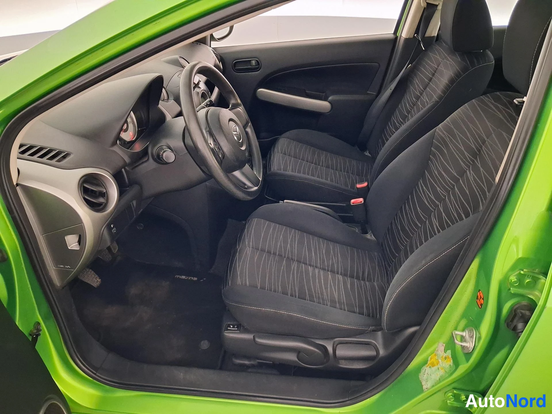 Vihreä Mazda 2 2008, ohjaamo, kuva 7