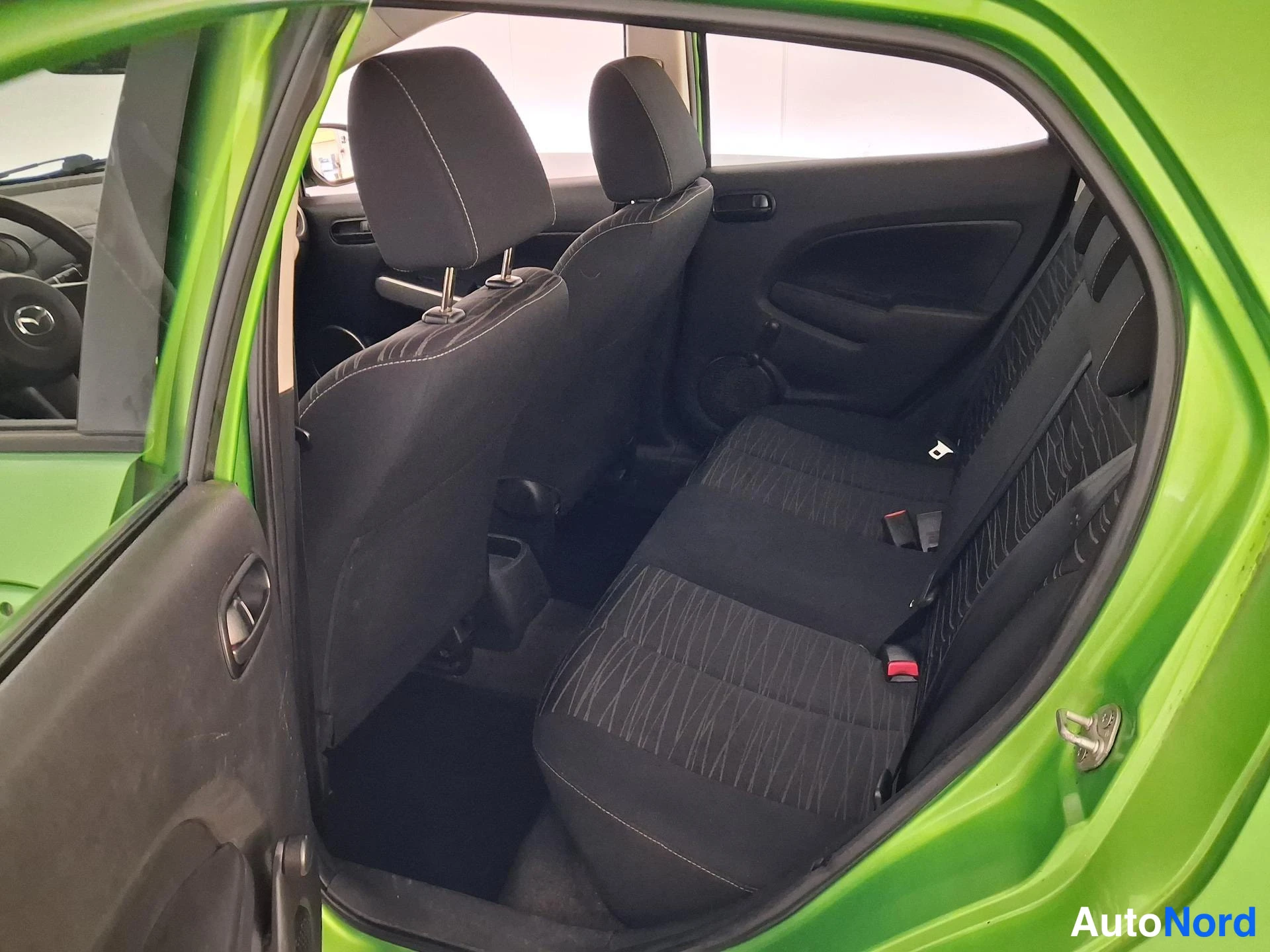Vihreä Mazda 2 2008, takaistuimet, kuva 12