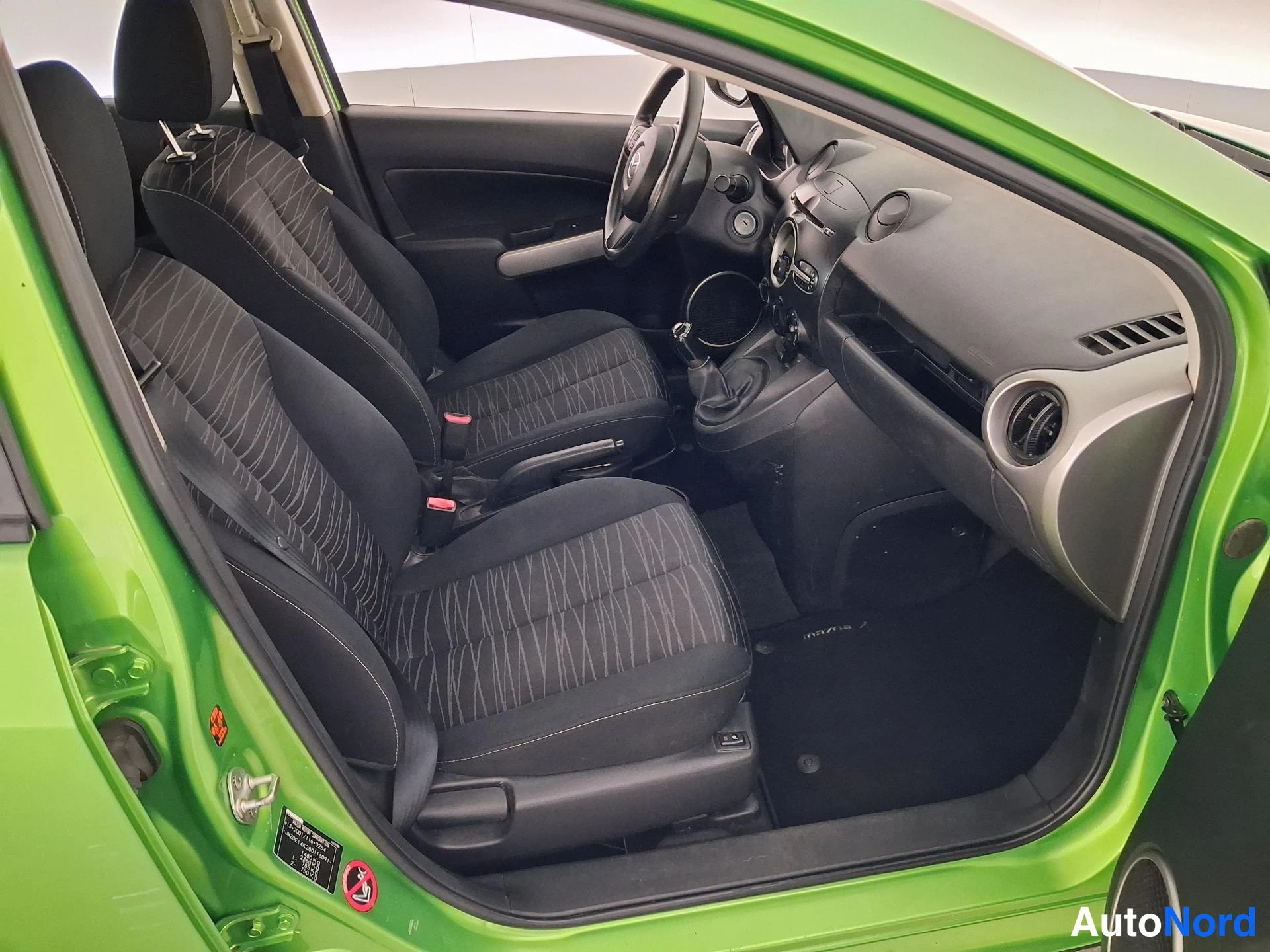 Vihreä Mazda 2 2008, ohjaamo, kuva 8