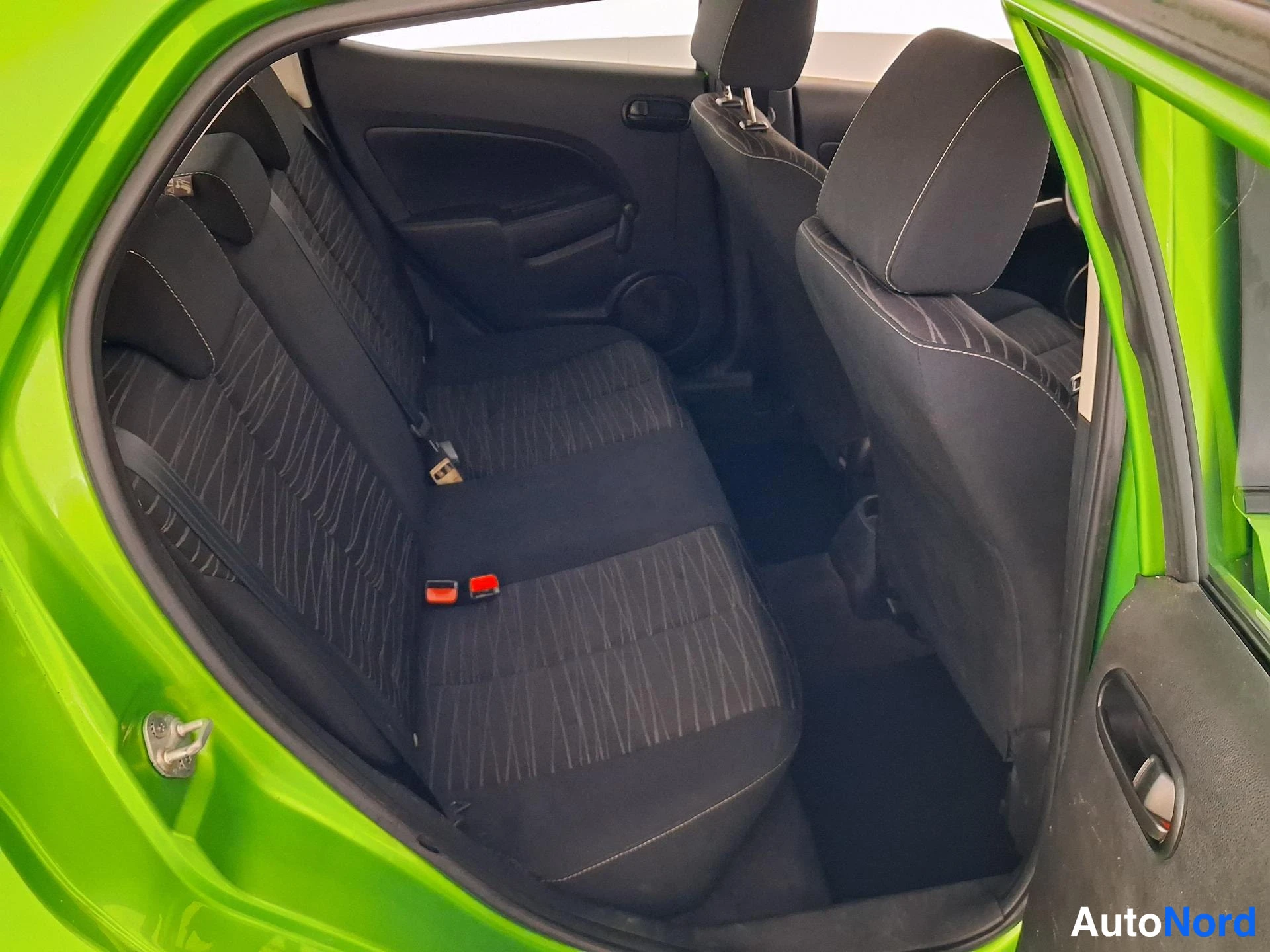 Vihreä Mazda 2 2008, takaistuimet, kuva 13