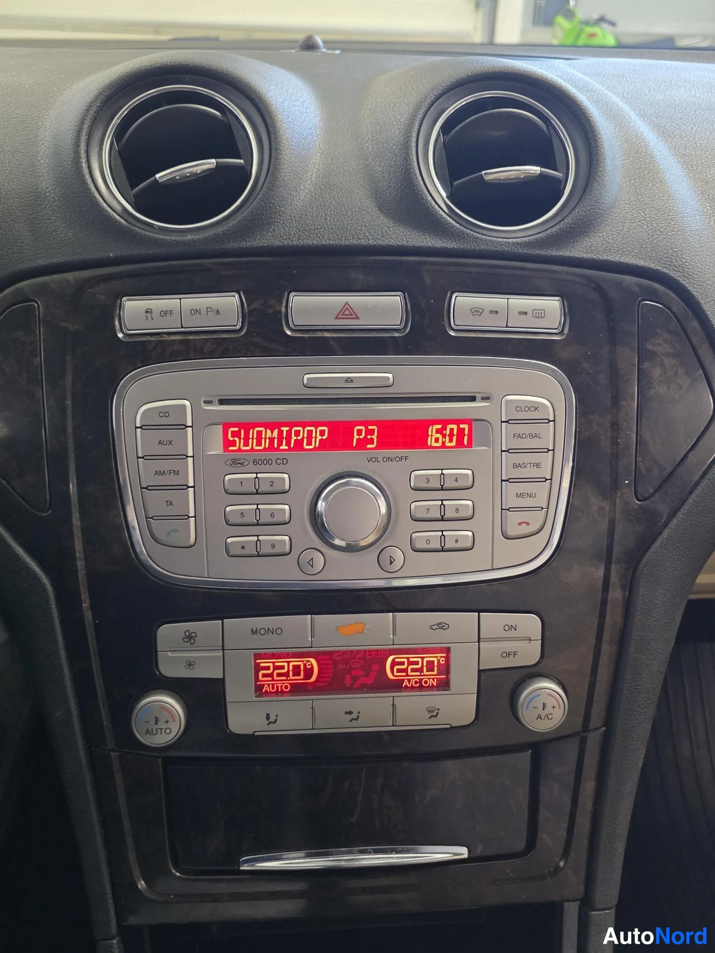 Keltainen Ford Mondeo 2008, ohjaamo, kuva 7