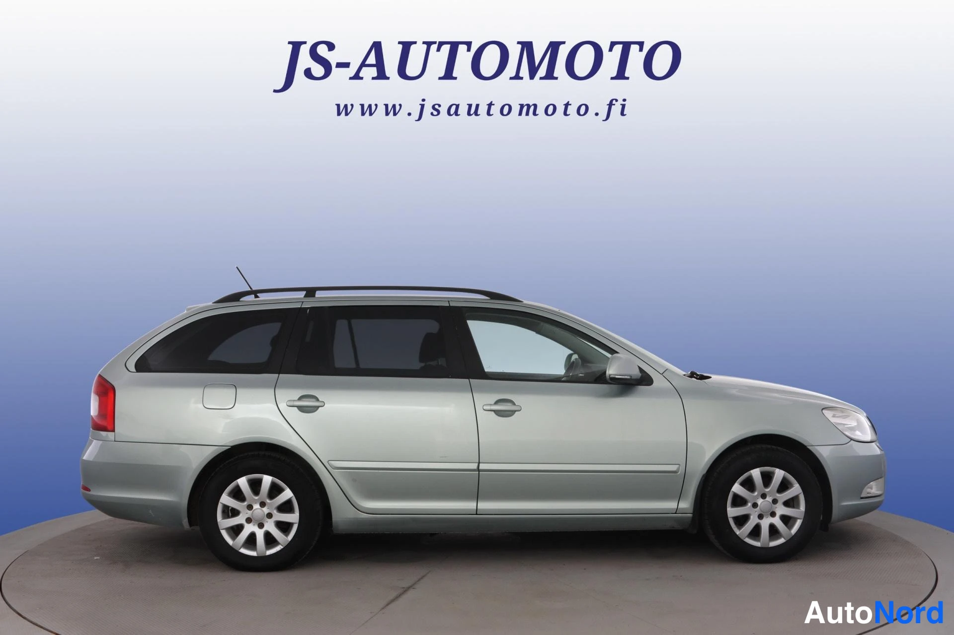 Vihreä Skoda Octavia 2011, etuviisto, keula oikealle, kuva 3