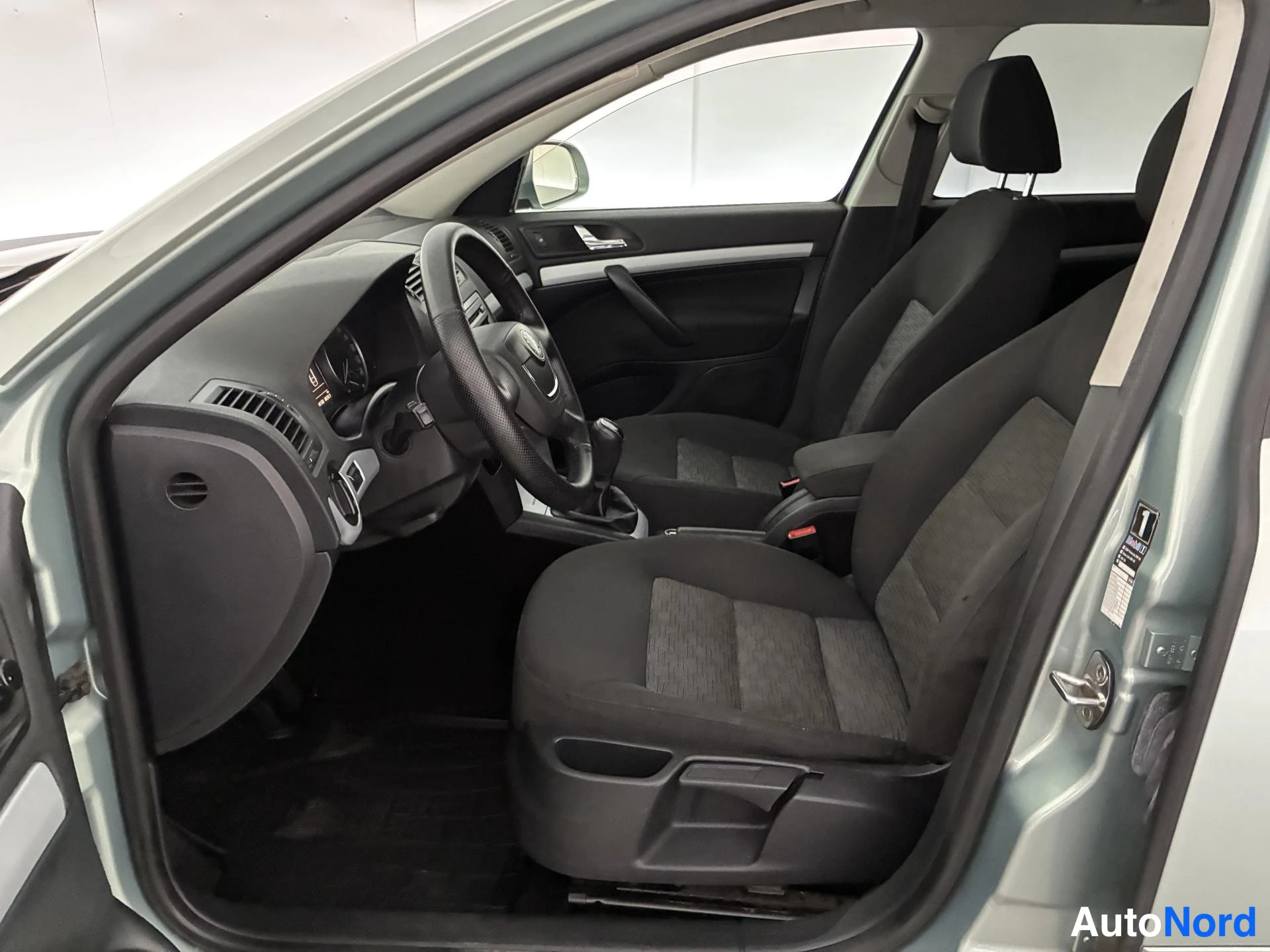 Vihreä Skoda Octavia 2011, etuistuimet, kuva 10