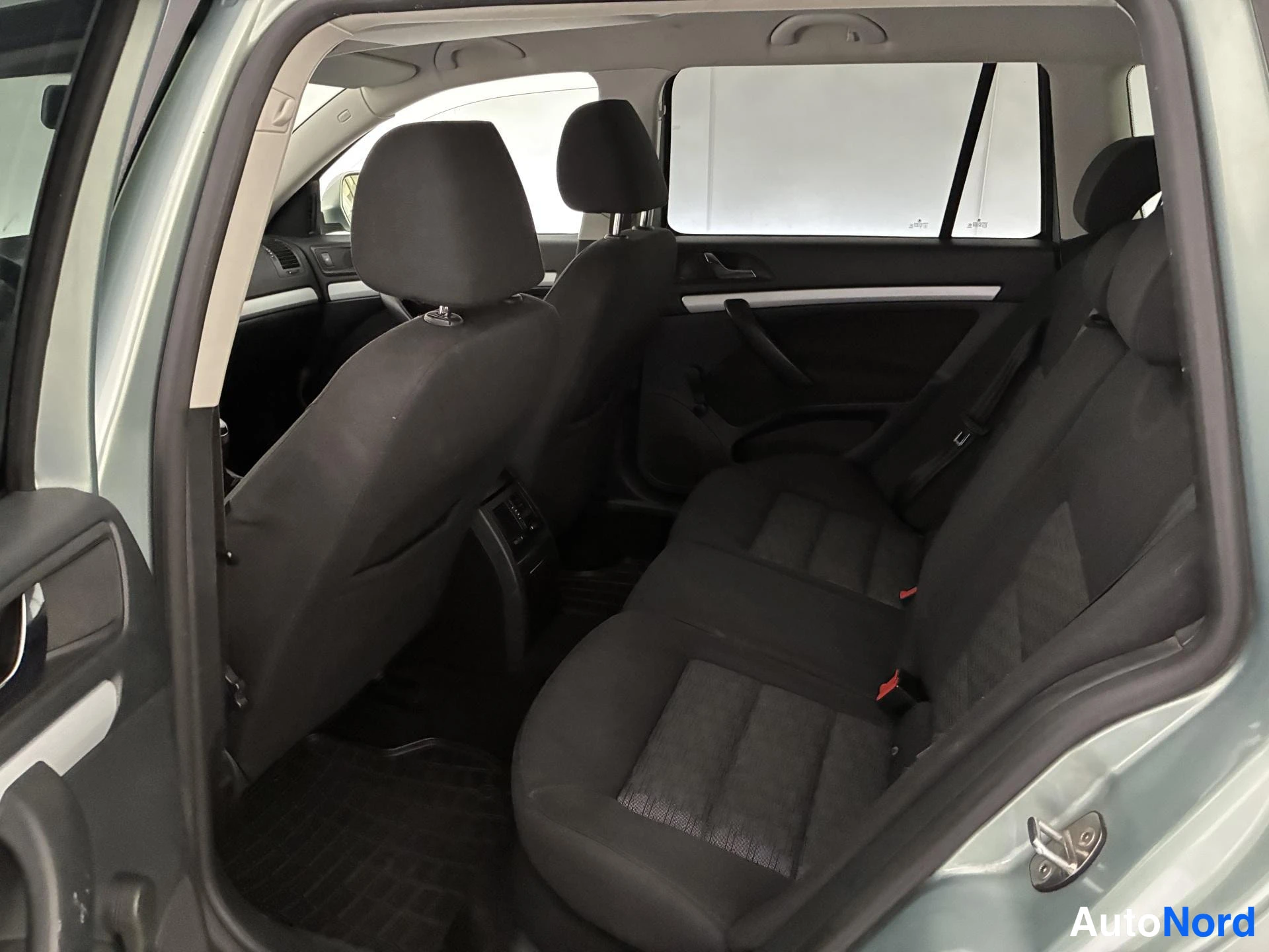 Vihreä Skoda Octavia 2011, takaistuimet, kuva 12