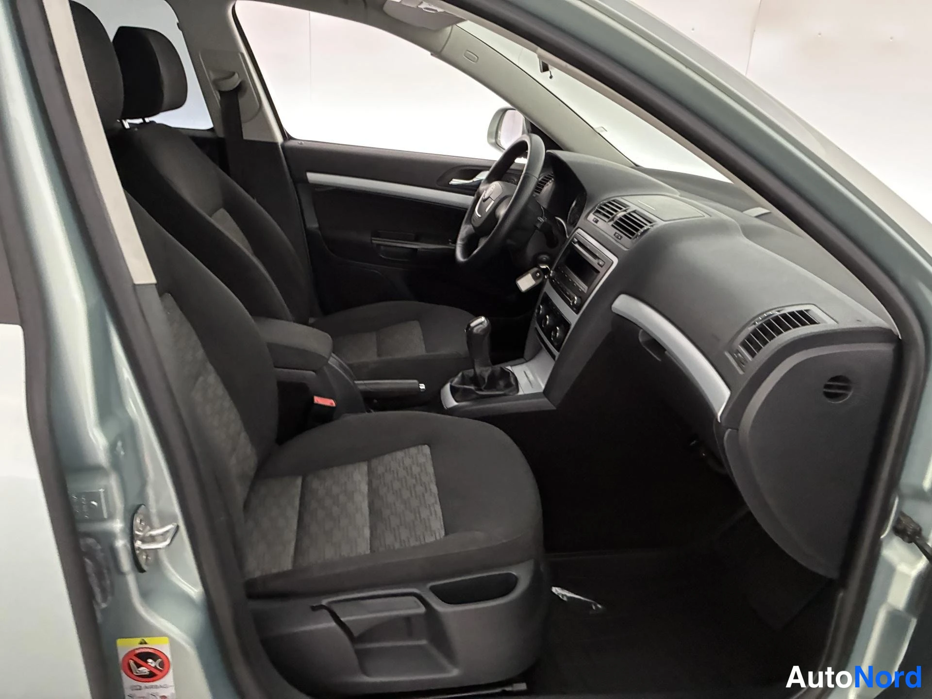 Vihreä Skoda Octavia 2011, ohjaamo, kuva 9