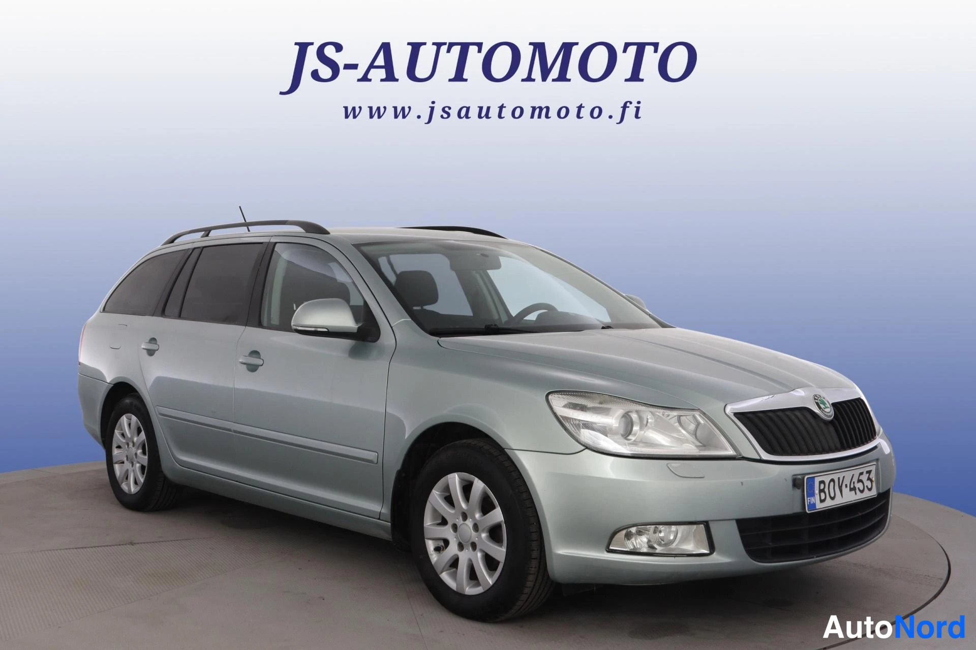 Vihreä Skoda Octavia 2011, etuviisto, keula oikealle, kuva 4