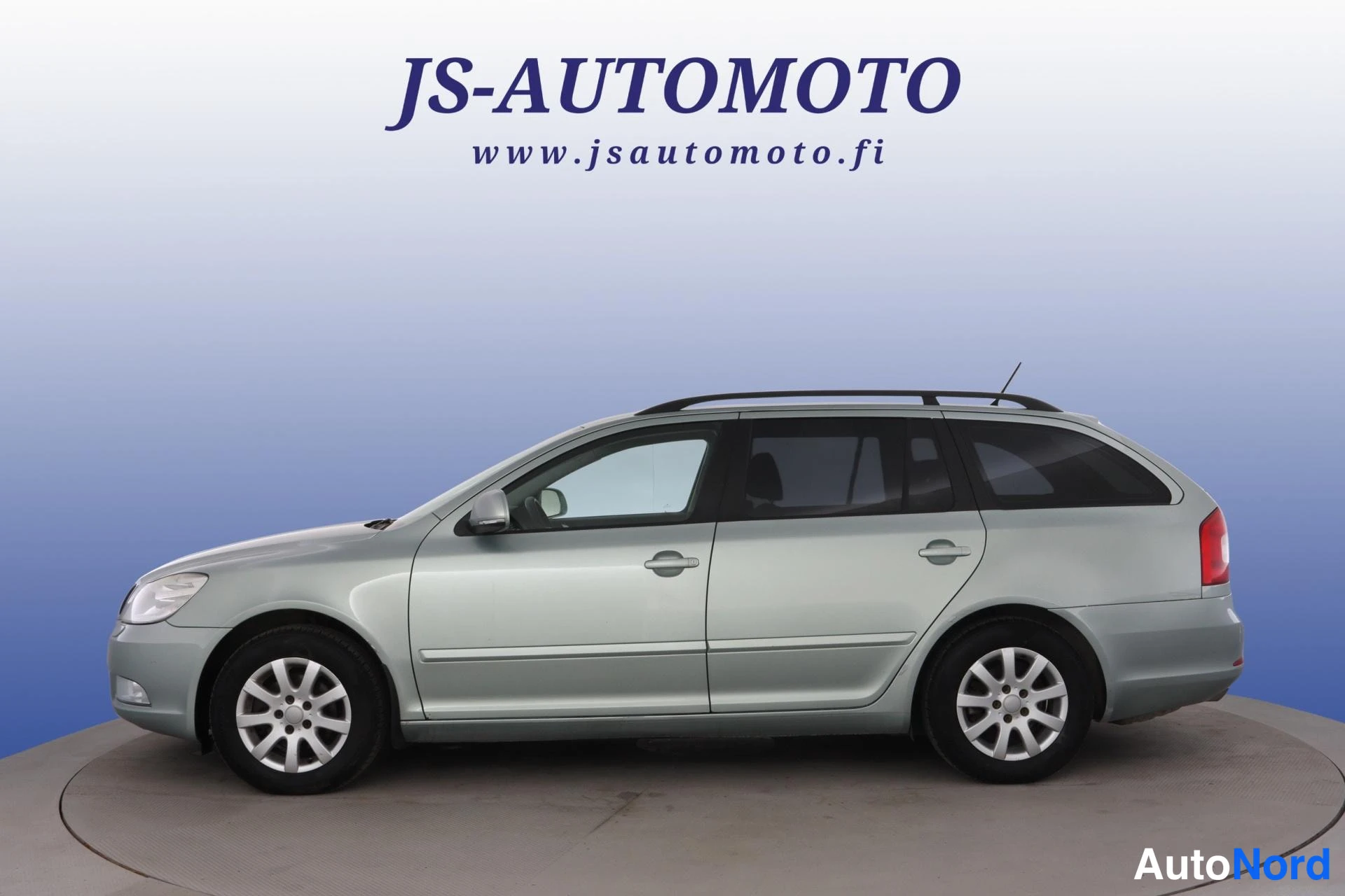 Vihreä Skoda Octavia 2011, etuviisto, keula vasemmalle, kuva 2
