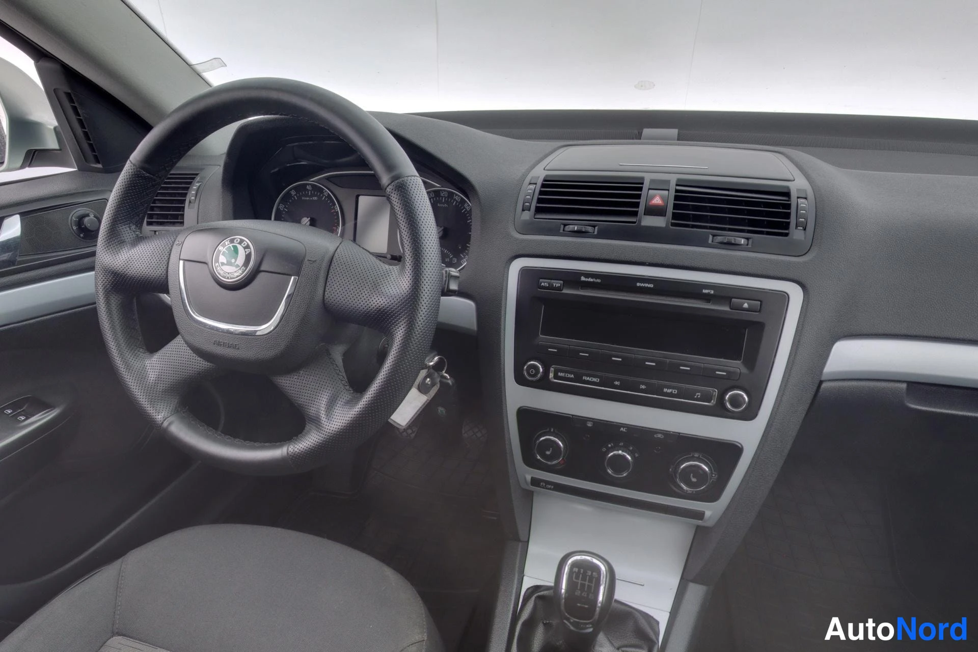 Vihreä Skoda Octavia 2011, ohjaamo, kuva 8