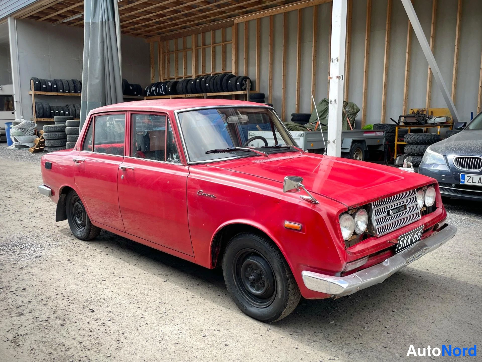 Punainen Toyota Corona 1965, etuviisto, keula oikealle, kuva 4